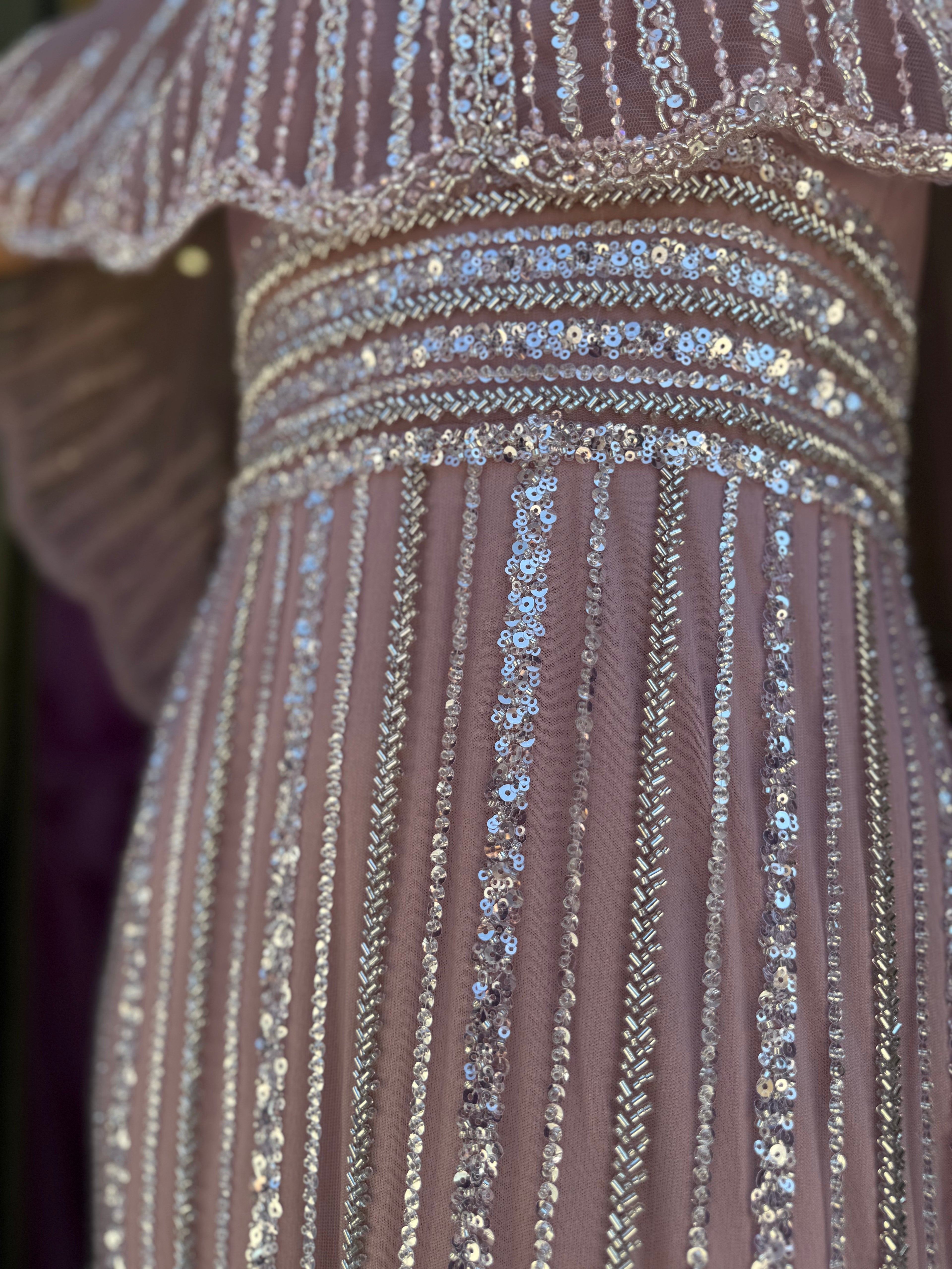 VESTIDO LANTEJOULAS COM CAPA