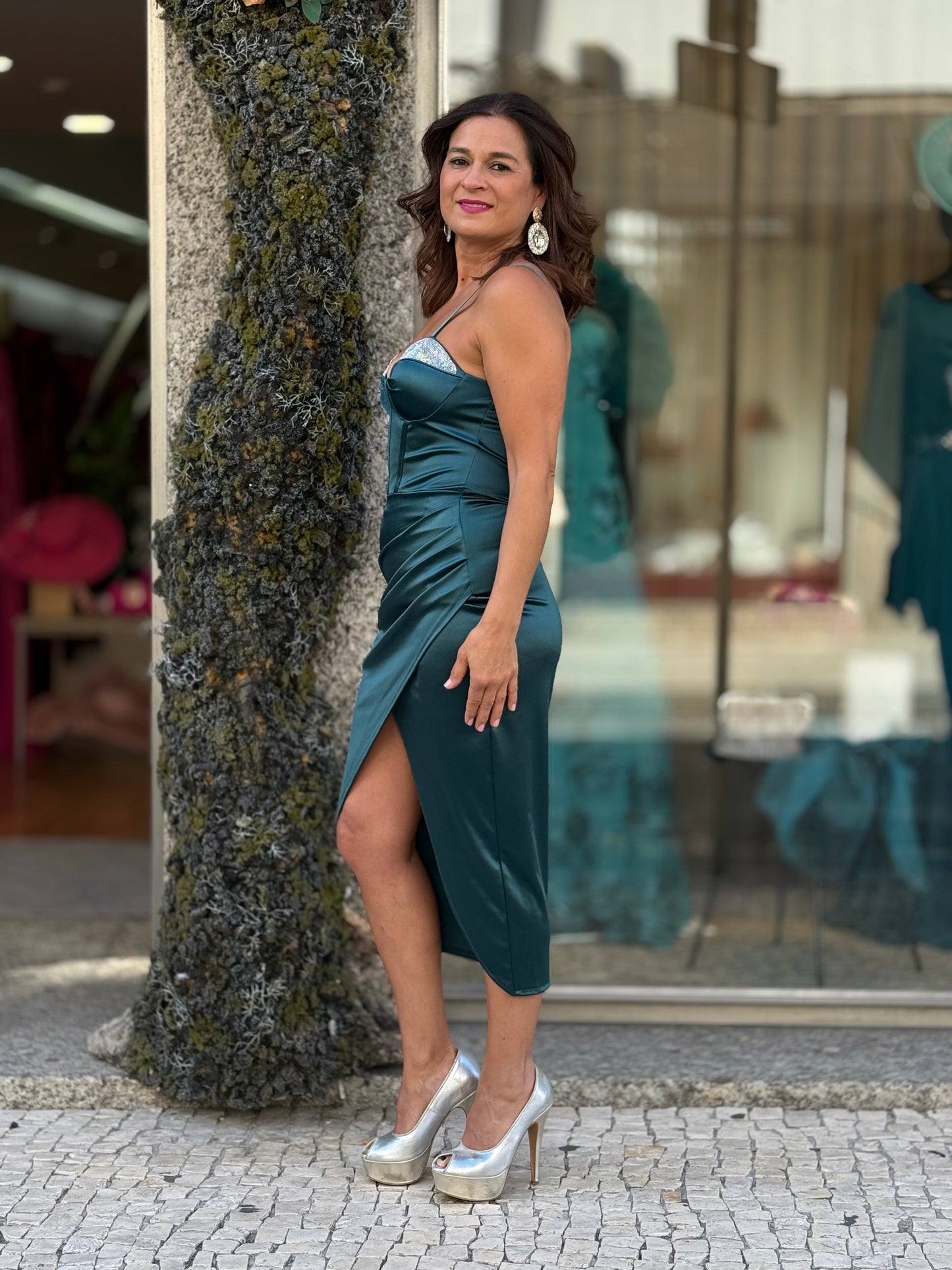Vestido midi com detalhes de brilho prata na parte dos peitos