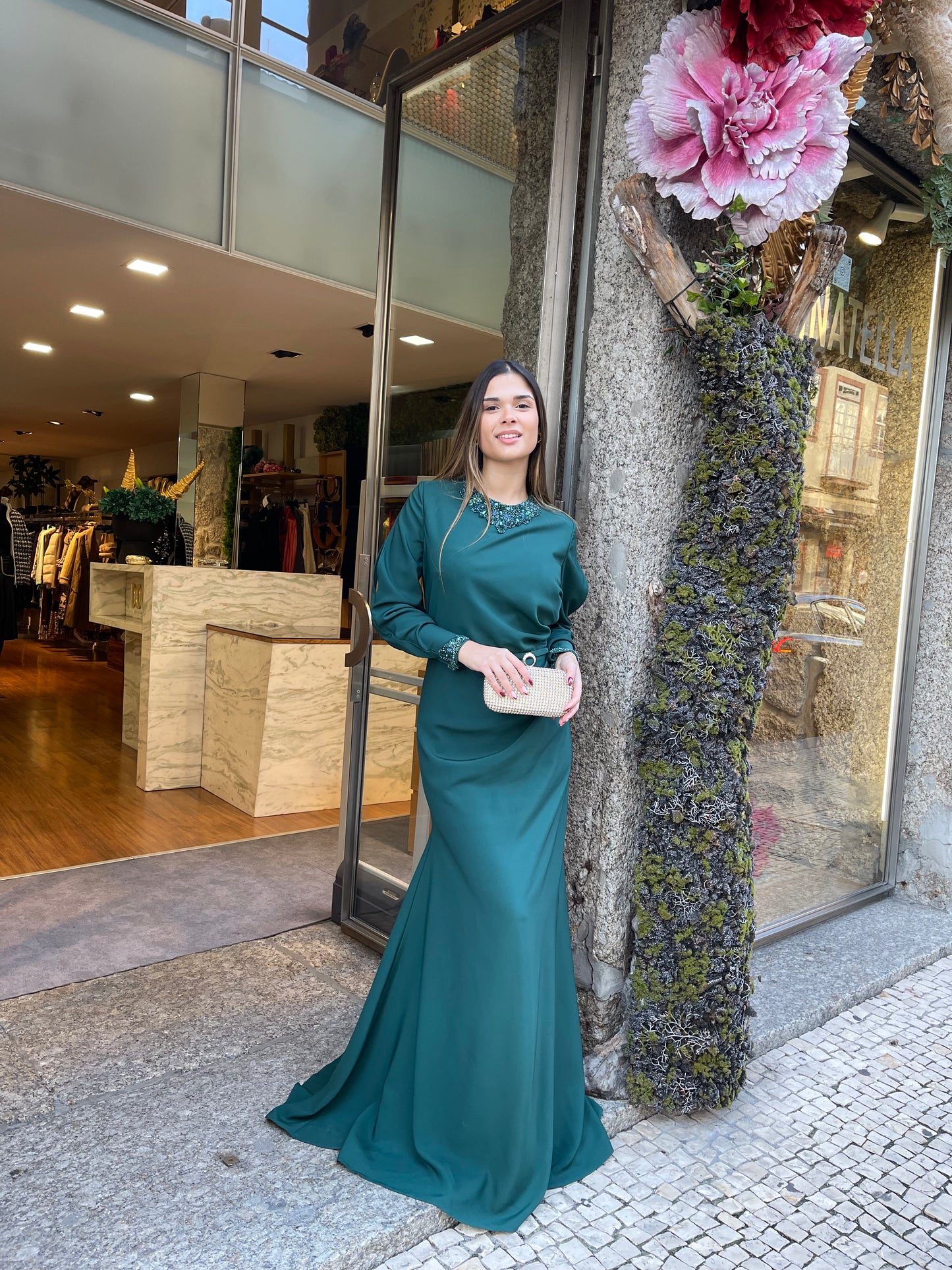 Vestido cintado com bordados