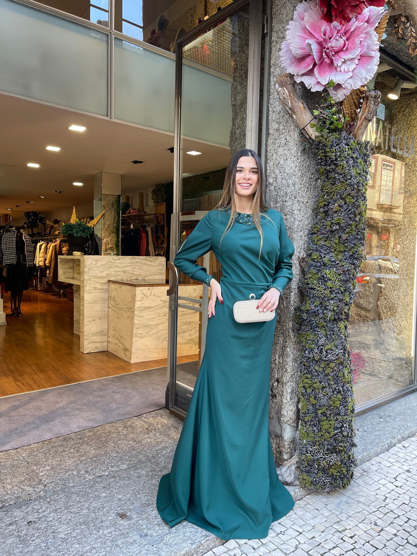 Vestido cintado com bordados
