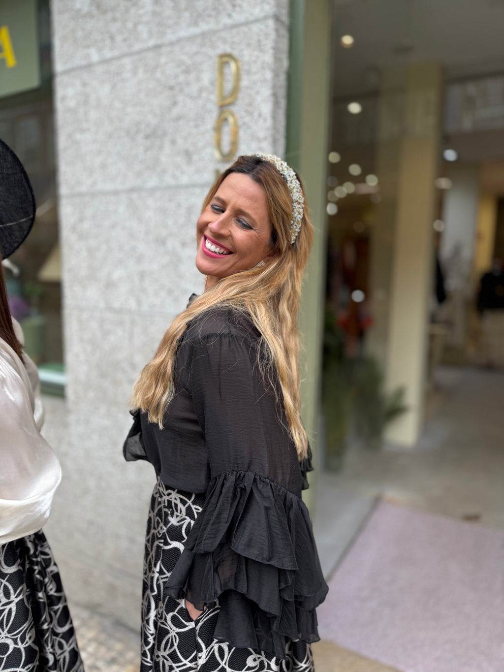 BLUSA PRETA DE FOLHOS