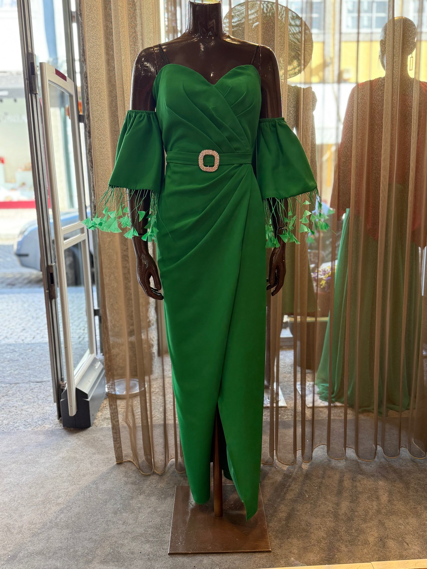 Vestido Verde com penas nos braços