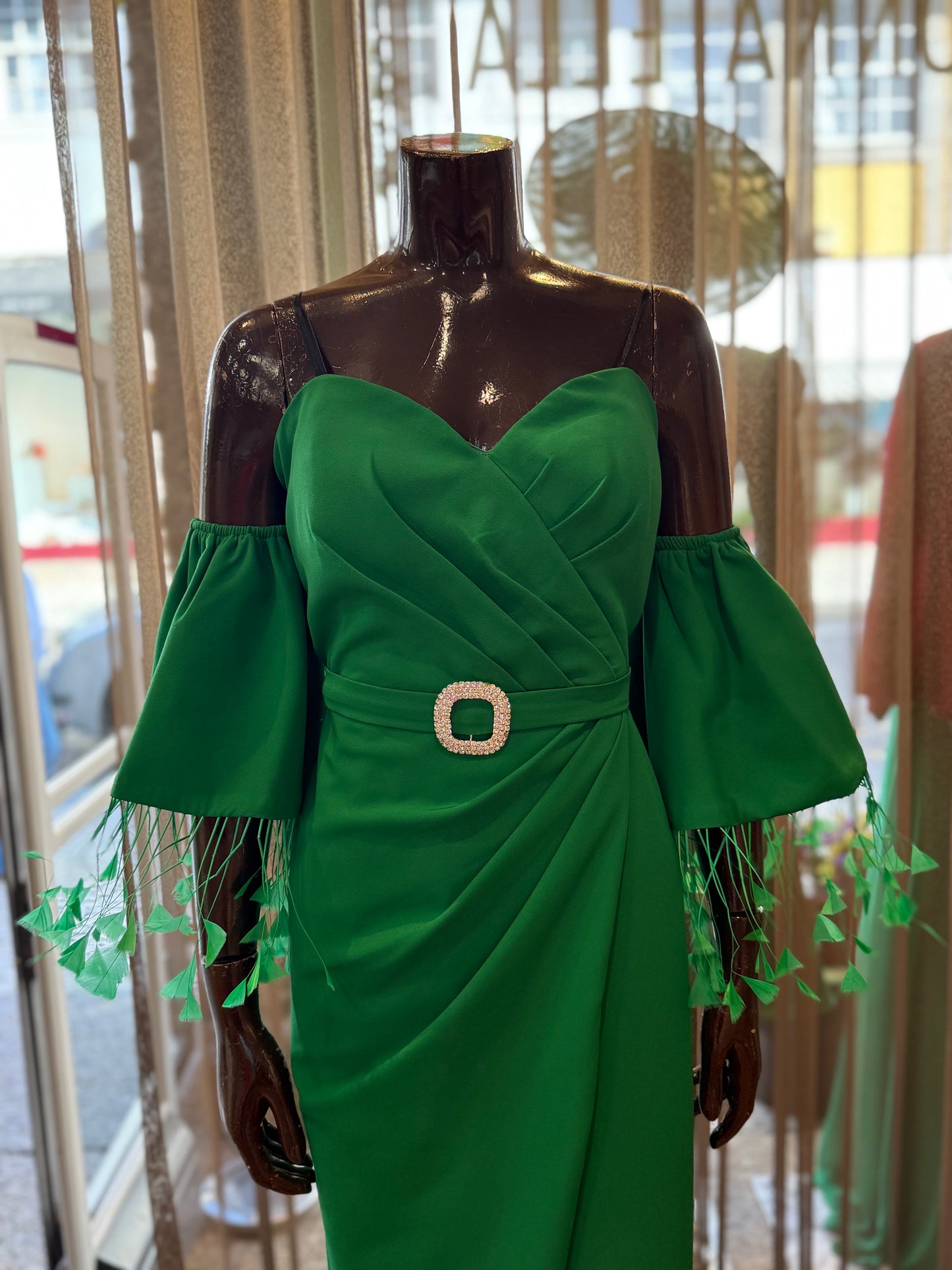 Vestido Verde com penas nos braços