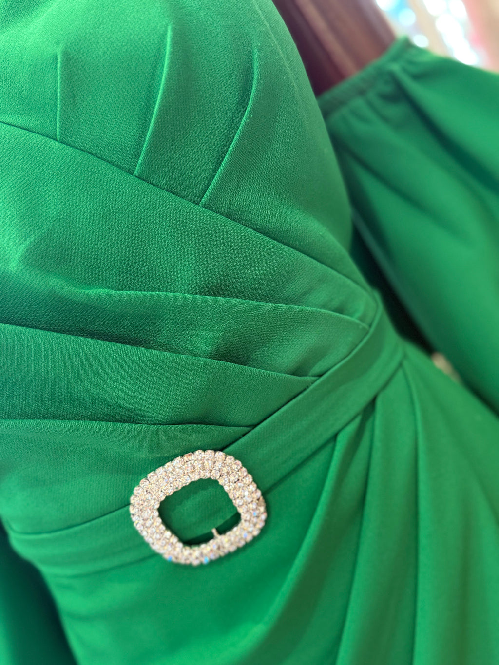 Vestido Verde com penas nos braços