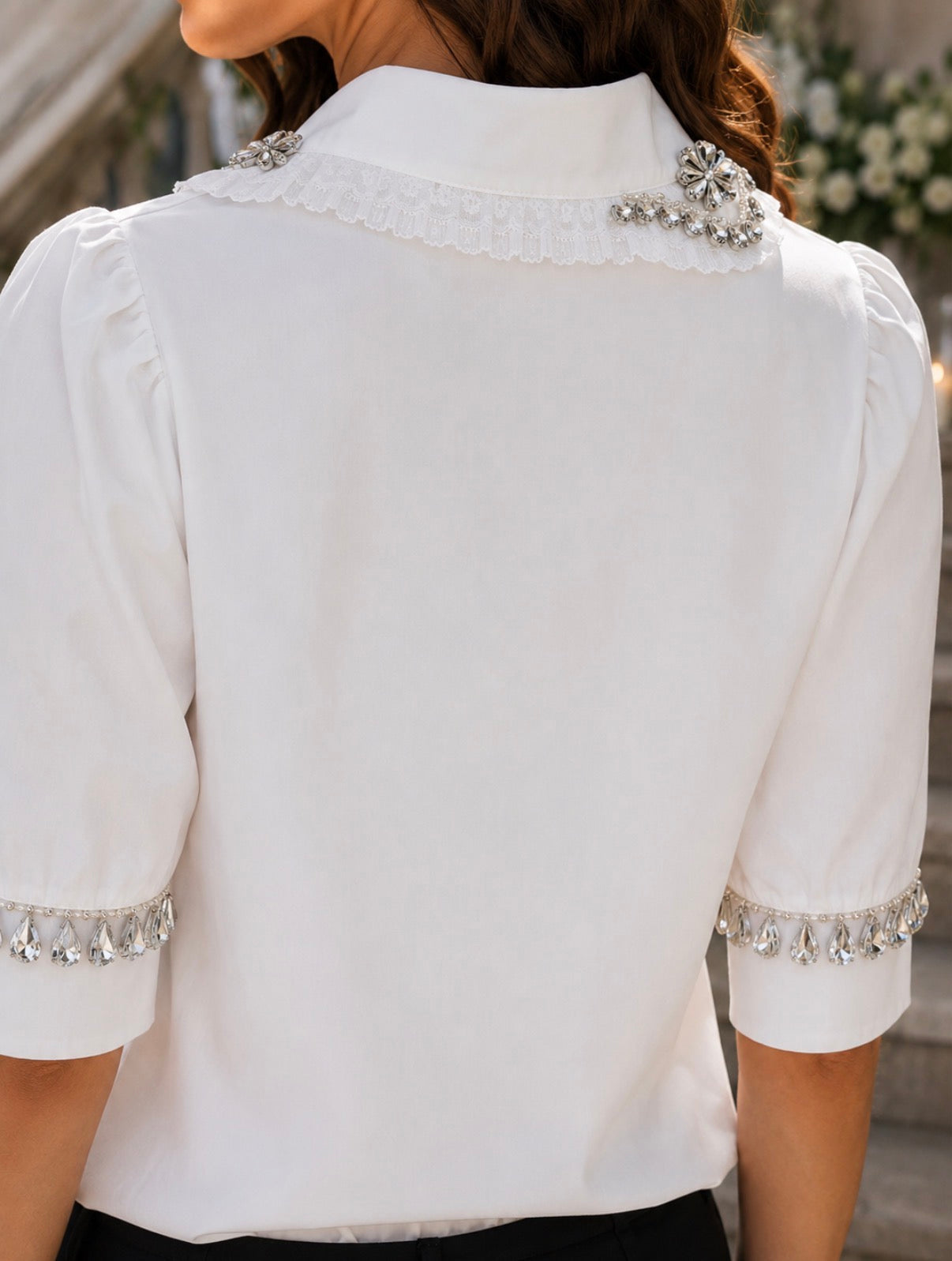 BLUSA BRANCA COM APLICAÇÃO