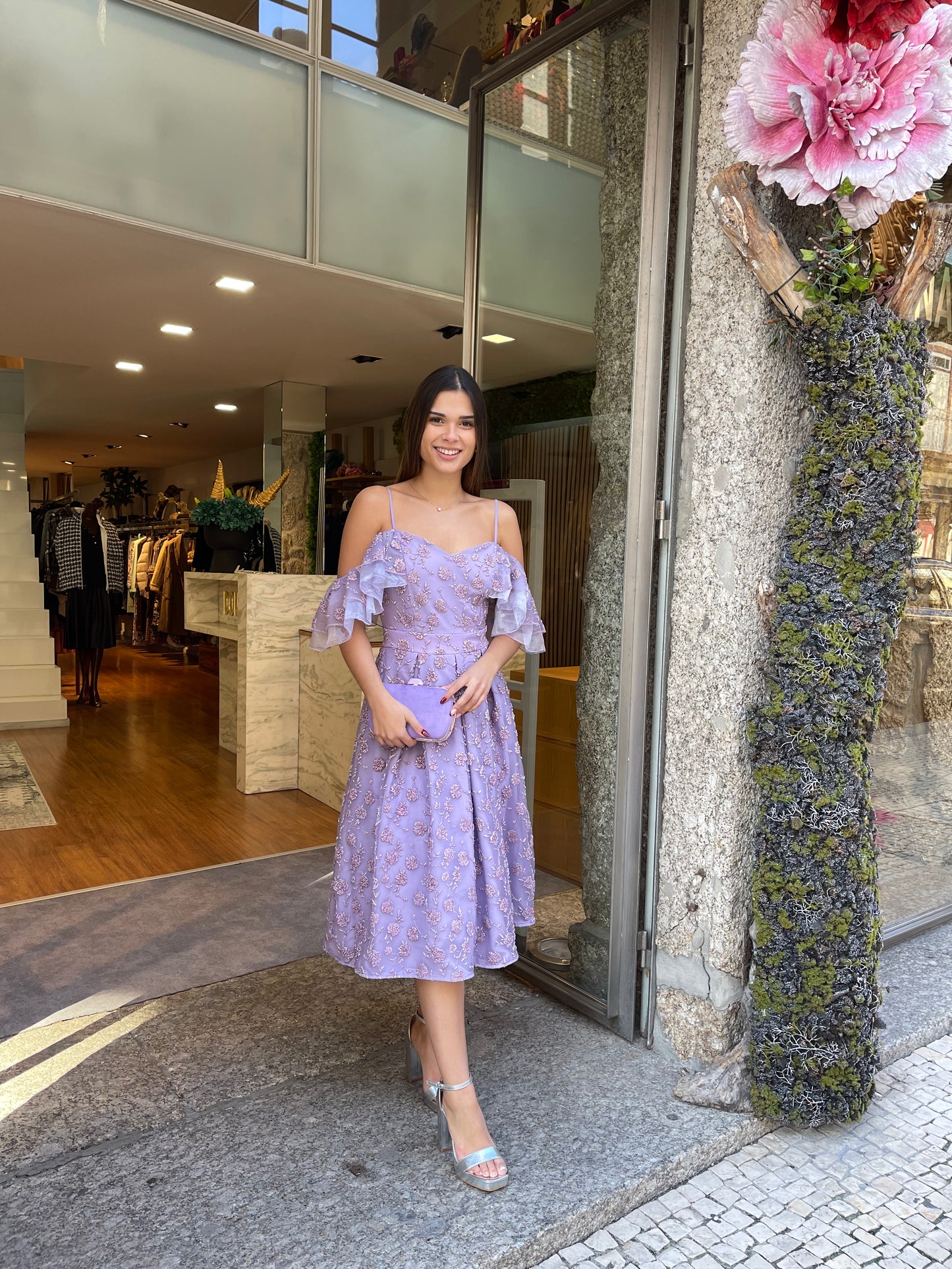 Vestido midi com bordado de brilhos