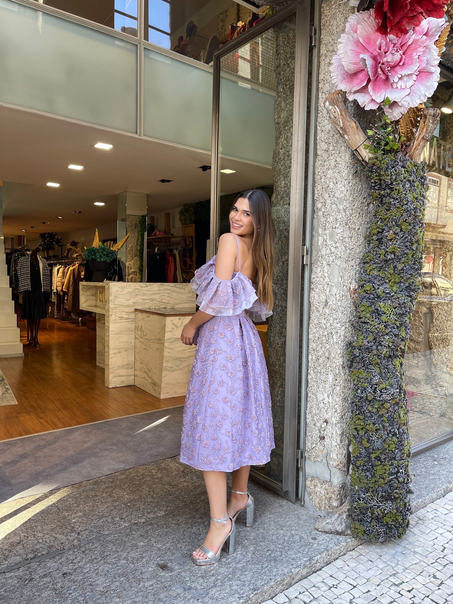 Vestido midi com bordado de brilhos