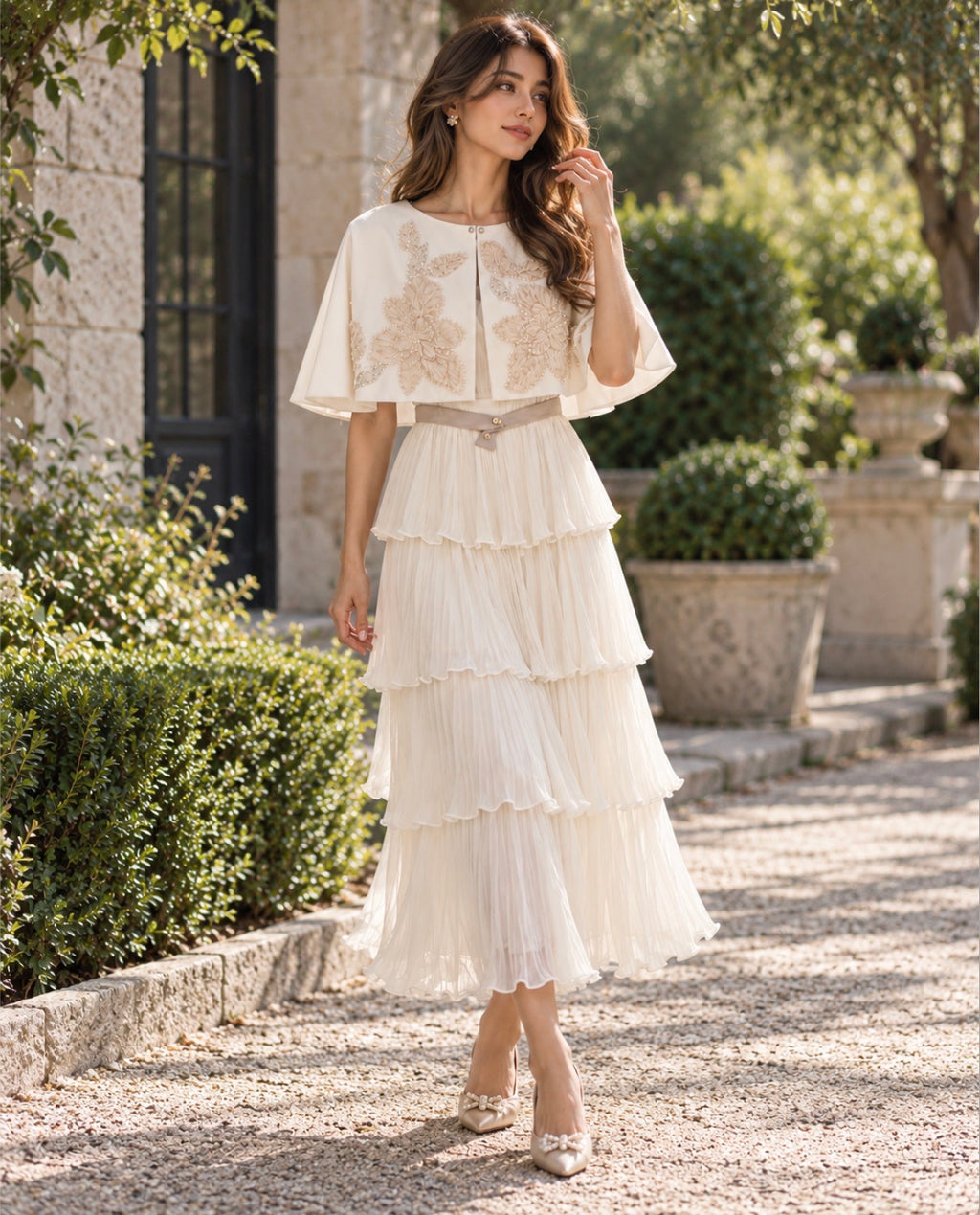 VESTIDO PLISSADO COM CAPA