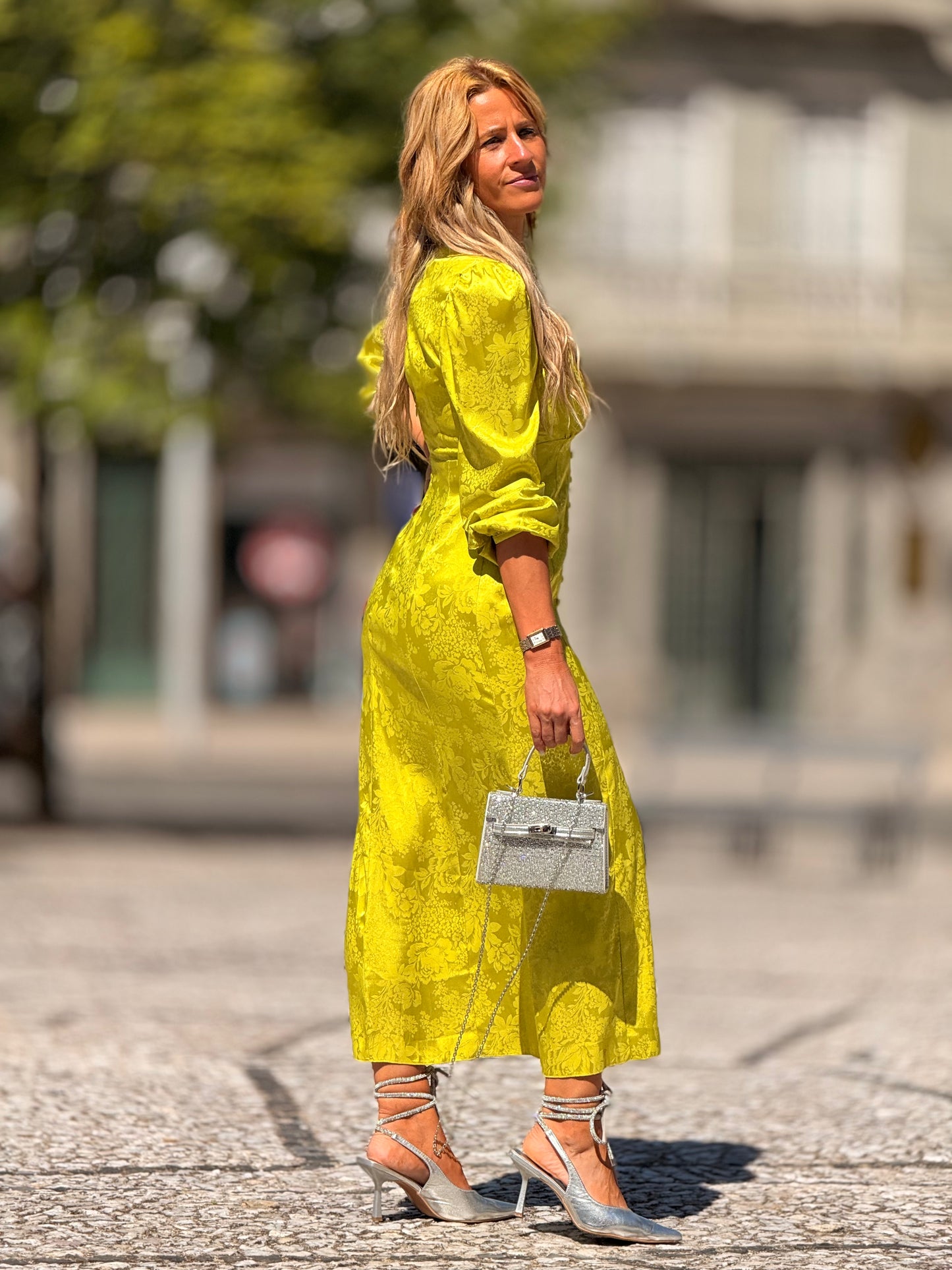 Vestido brocado em cetim