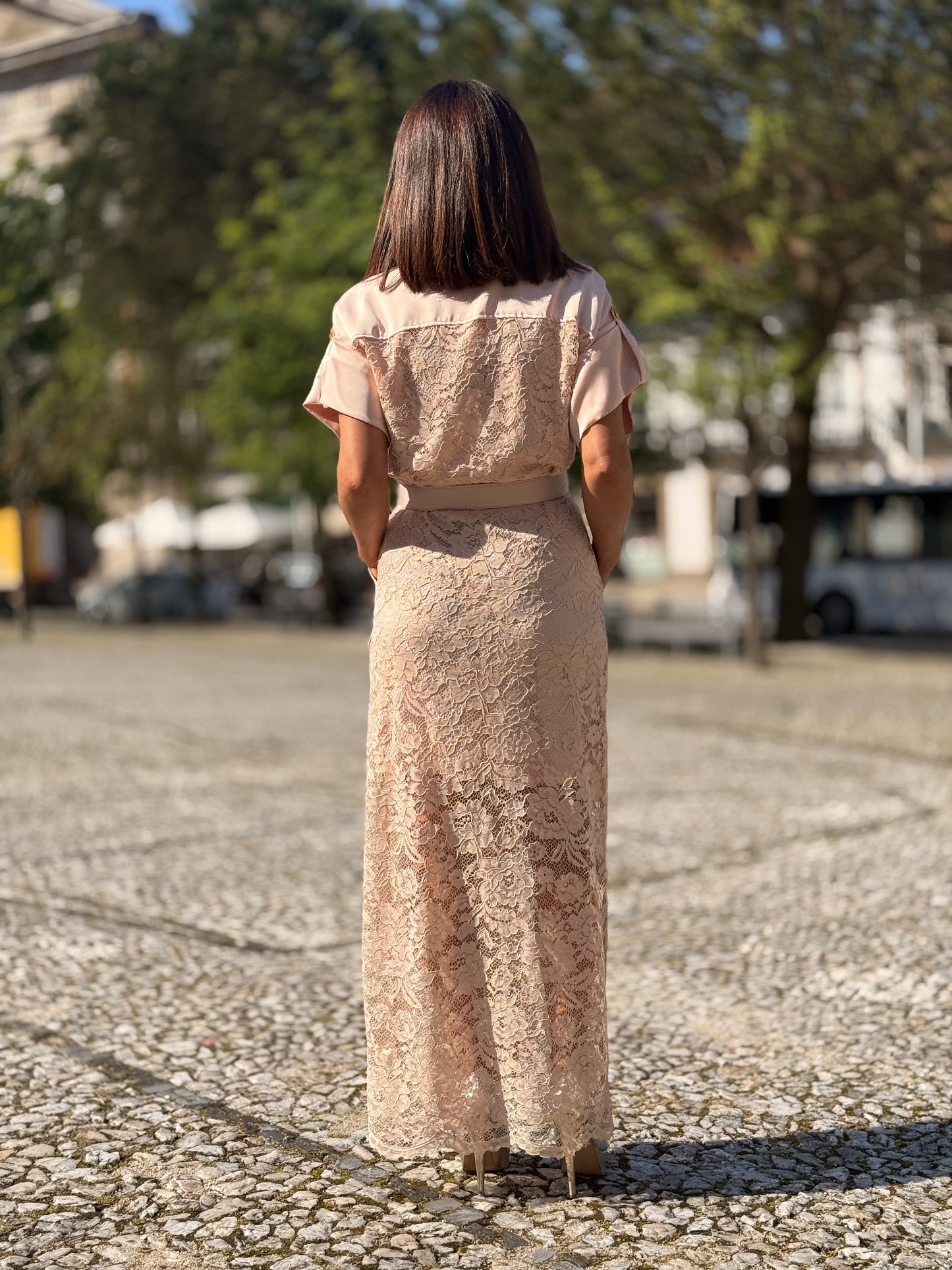 Camiseiro renda e cetim com cinto