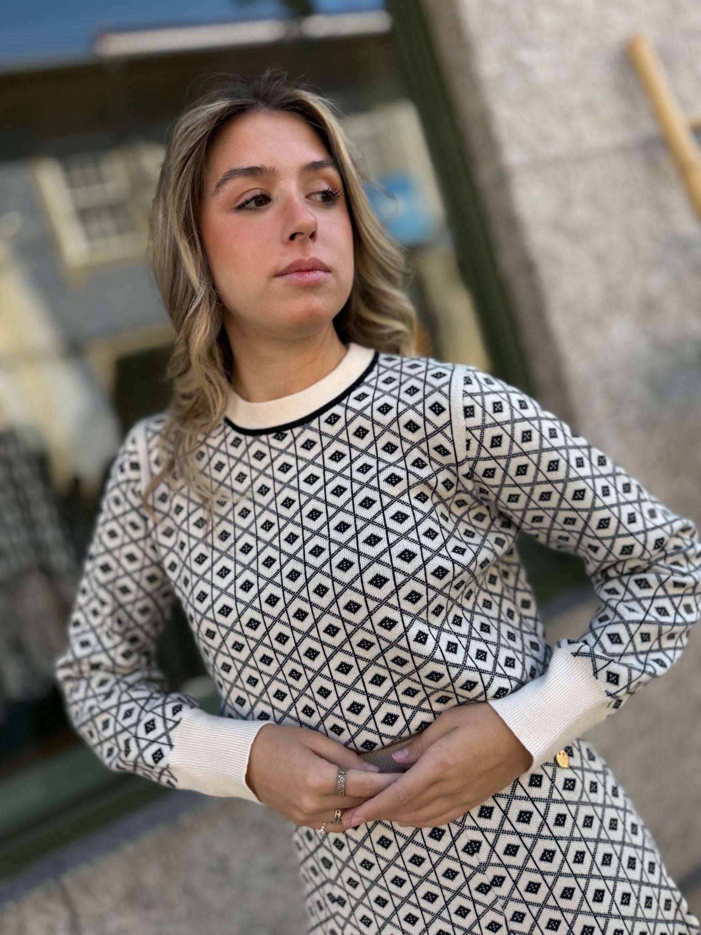 Conjunto de manha com padrões em preto e branco