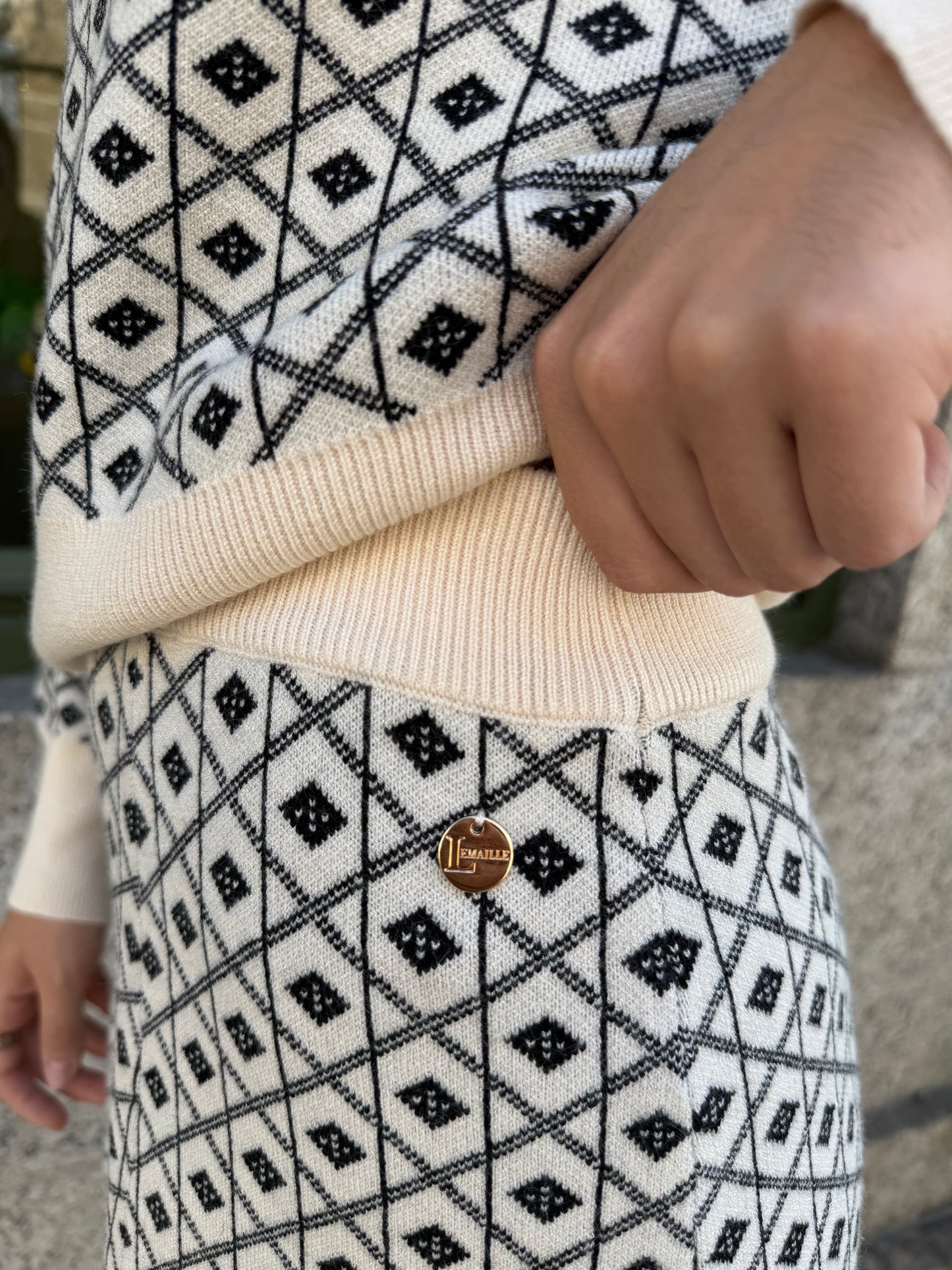 Conjunto de manha com padrões em preto e branco