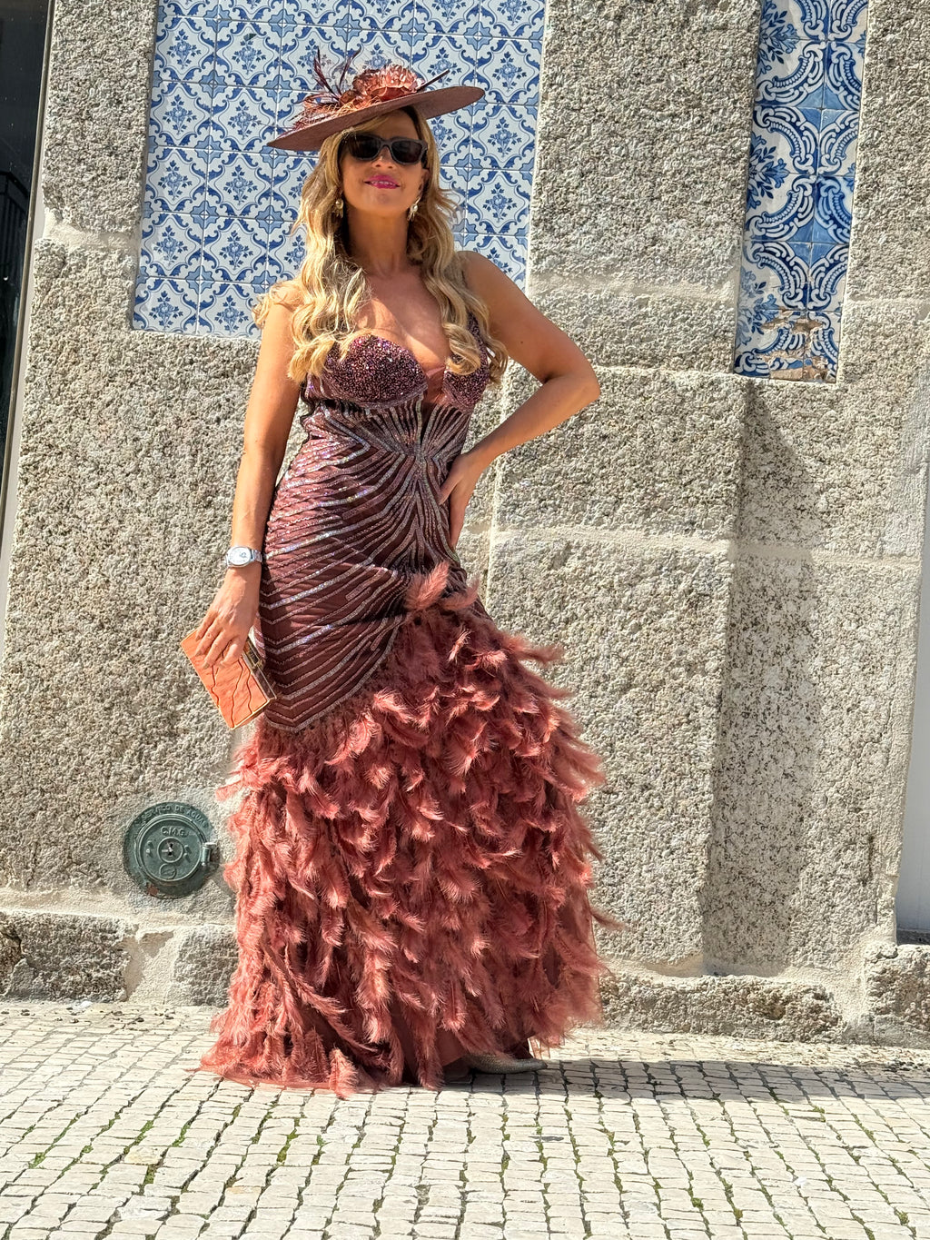 VESTIDO TERRACOTA PLUMAS