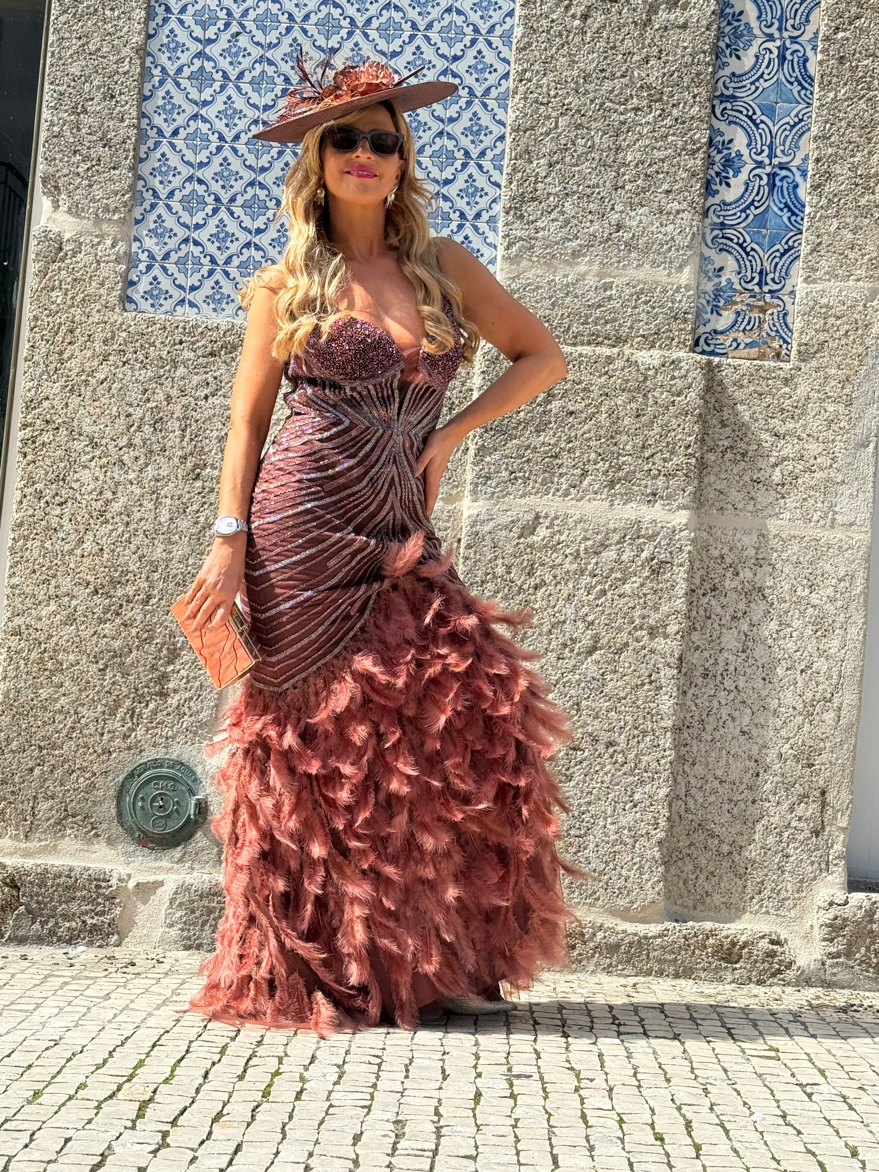 VESTIDO TERRACOTA PLUMAS