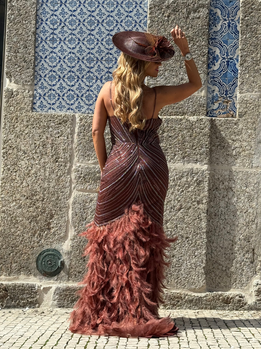 VESTIDO TERRACOTA PLUMAS