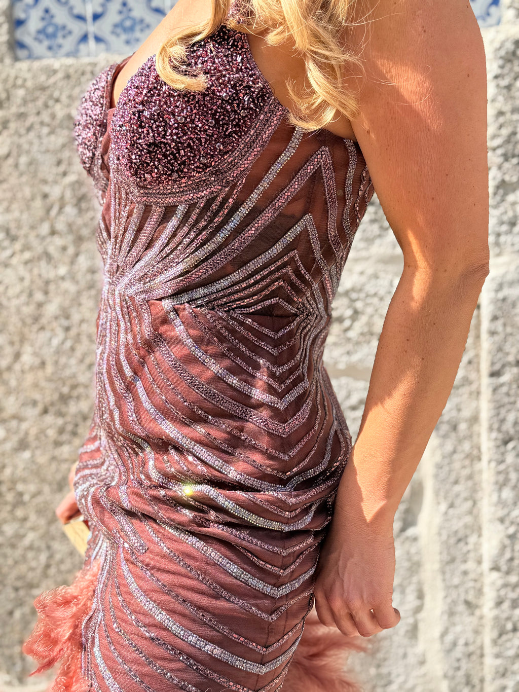 VESTIDO TERRACOTA PLUMAS