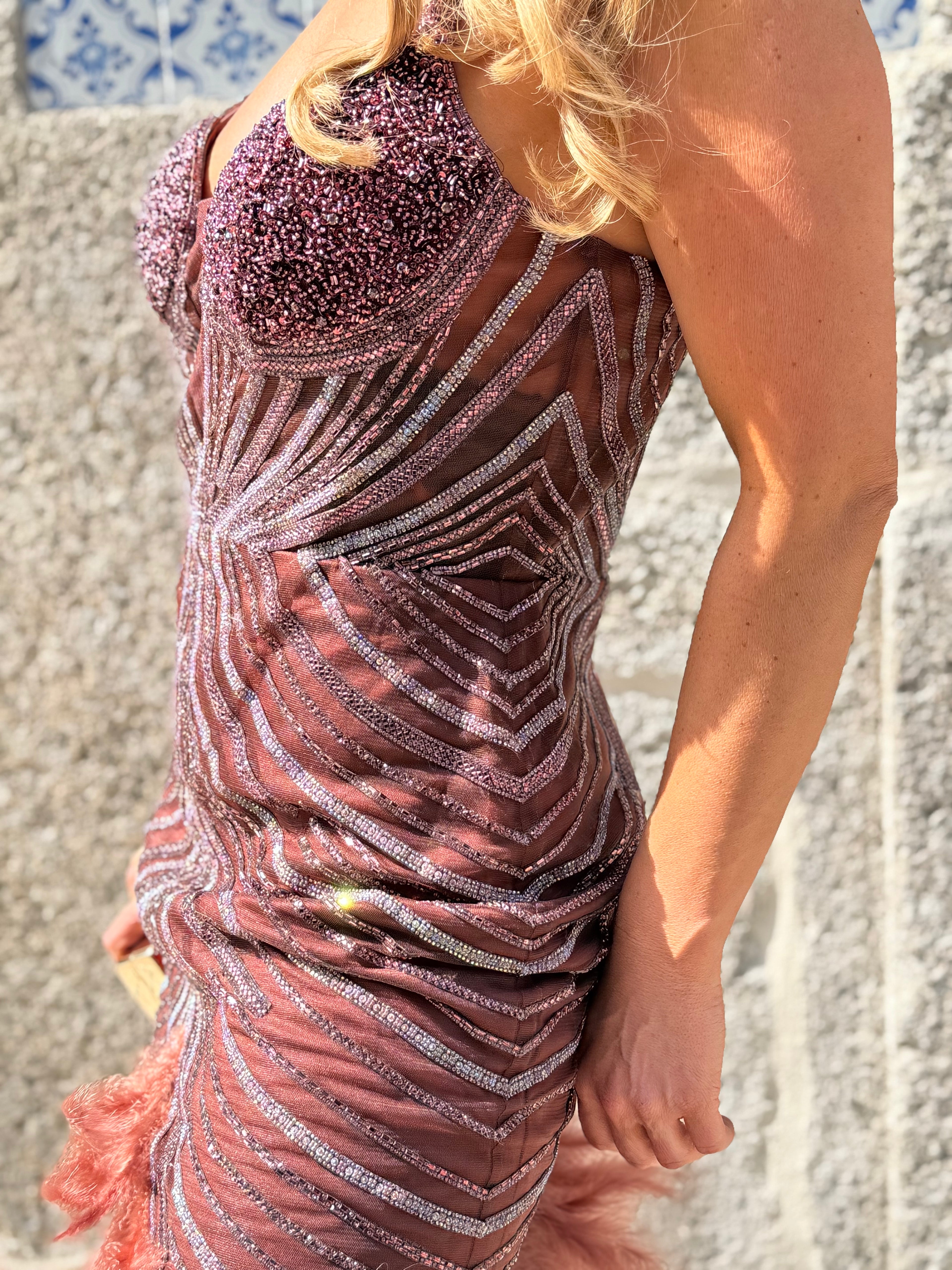 VESTIDO TERRACOTA PLUMAS