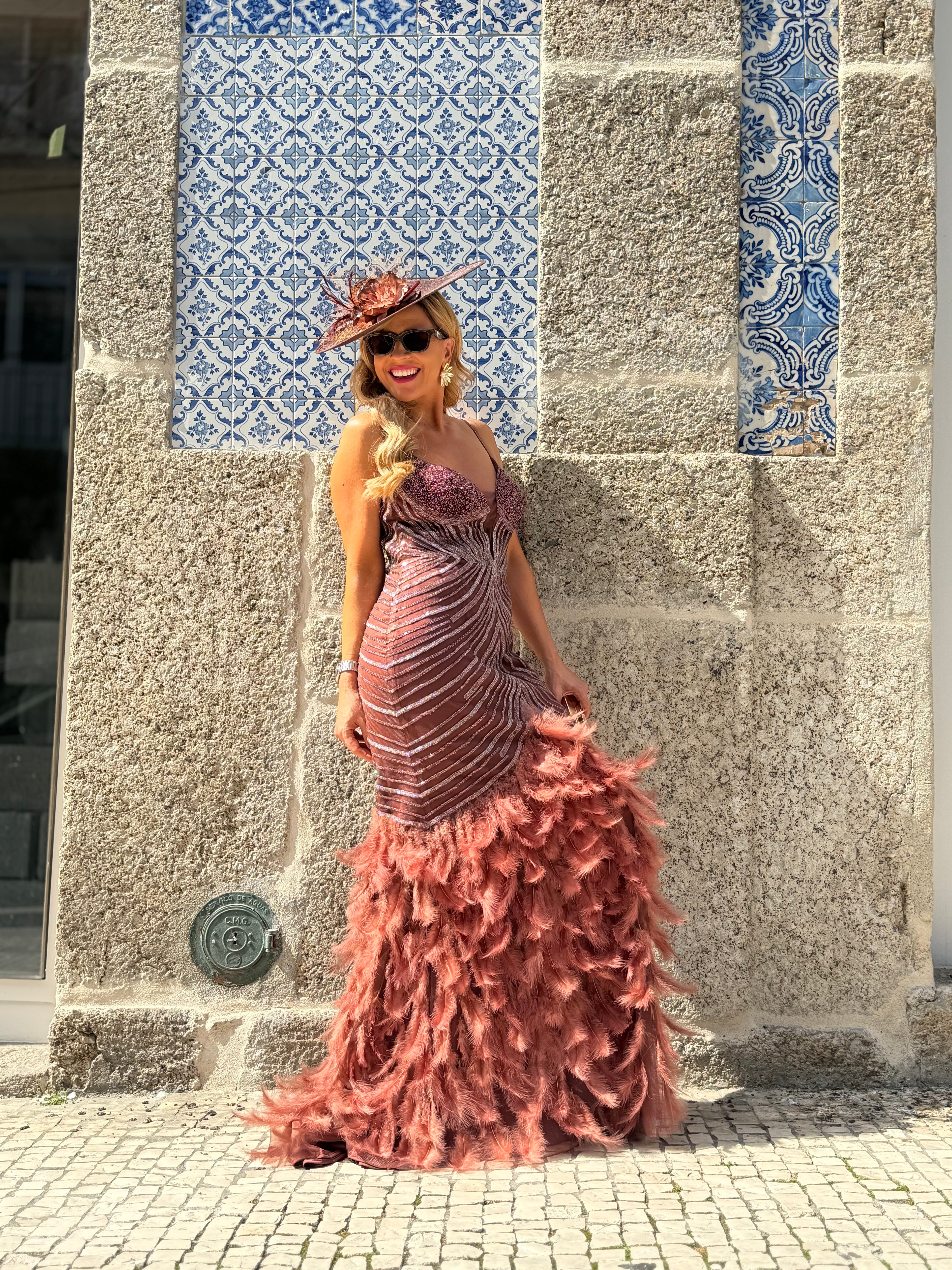 VESTIDO TERRACOTA PLUMAS