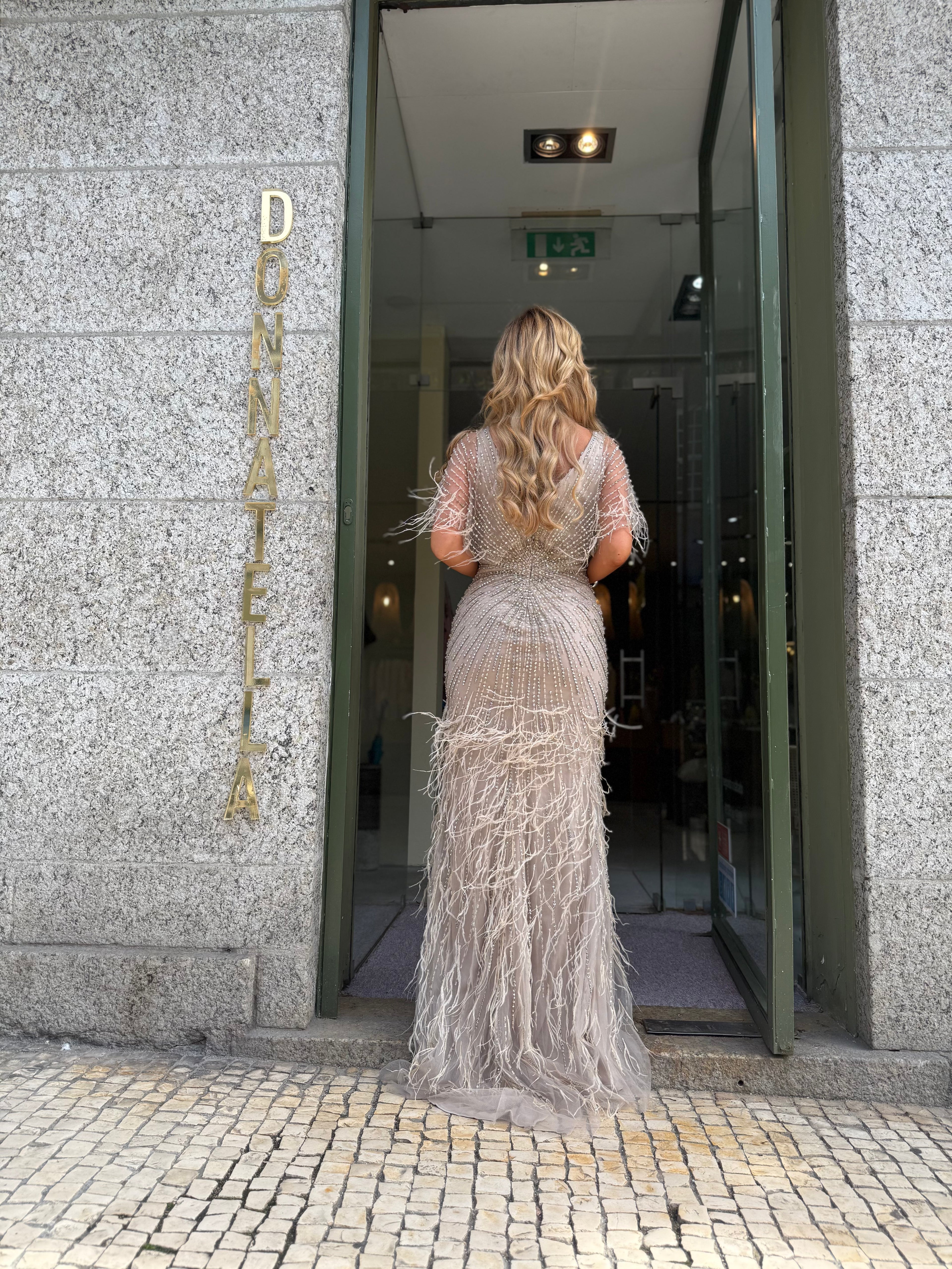 VESTIDO NUDE LANTEJOULAS