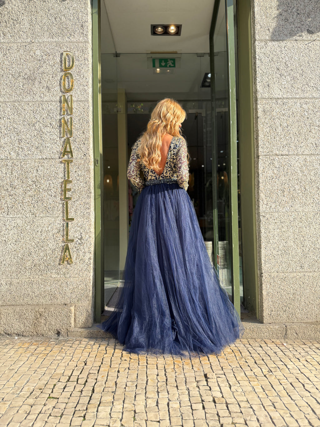 VESTIDO AZUL BORDADO DOURADO
