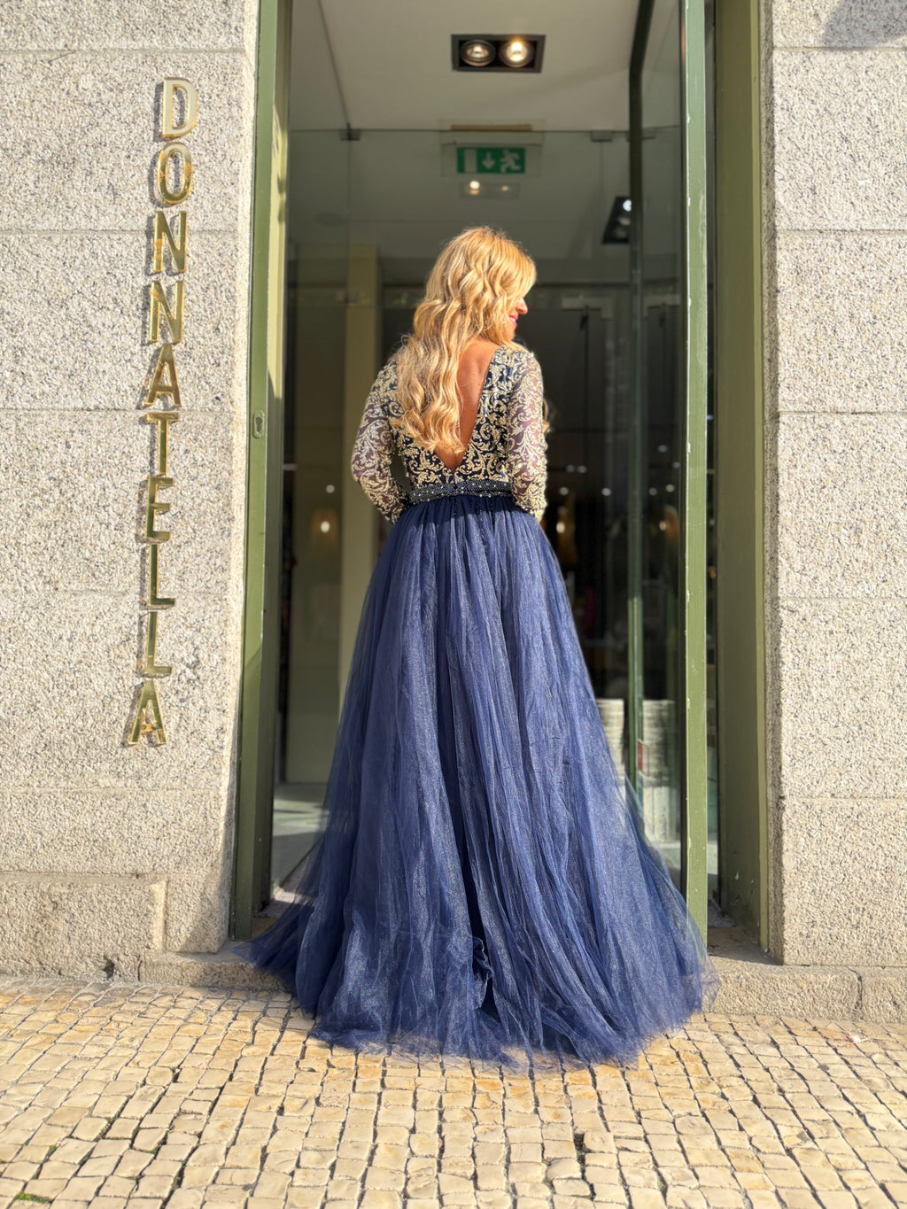 VESTIDO AZUL BORDADO DOURADO