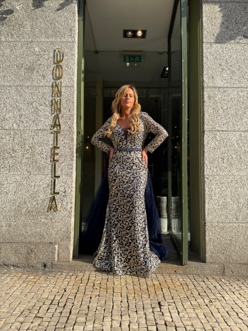 VESTIDO AZUL BORDADO DOURADO
