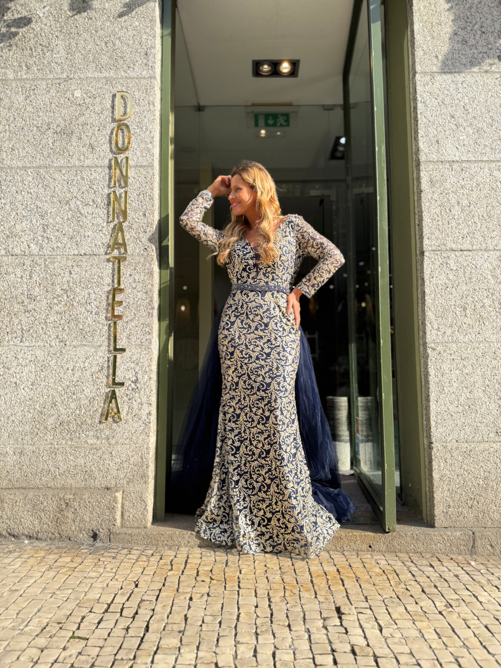 VESTIDO AZUL BORDADO DOURADO
