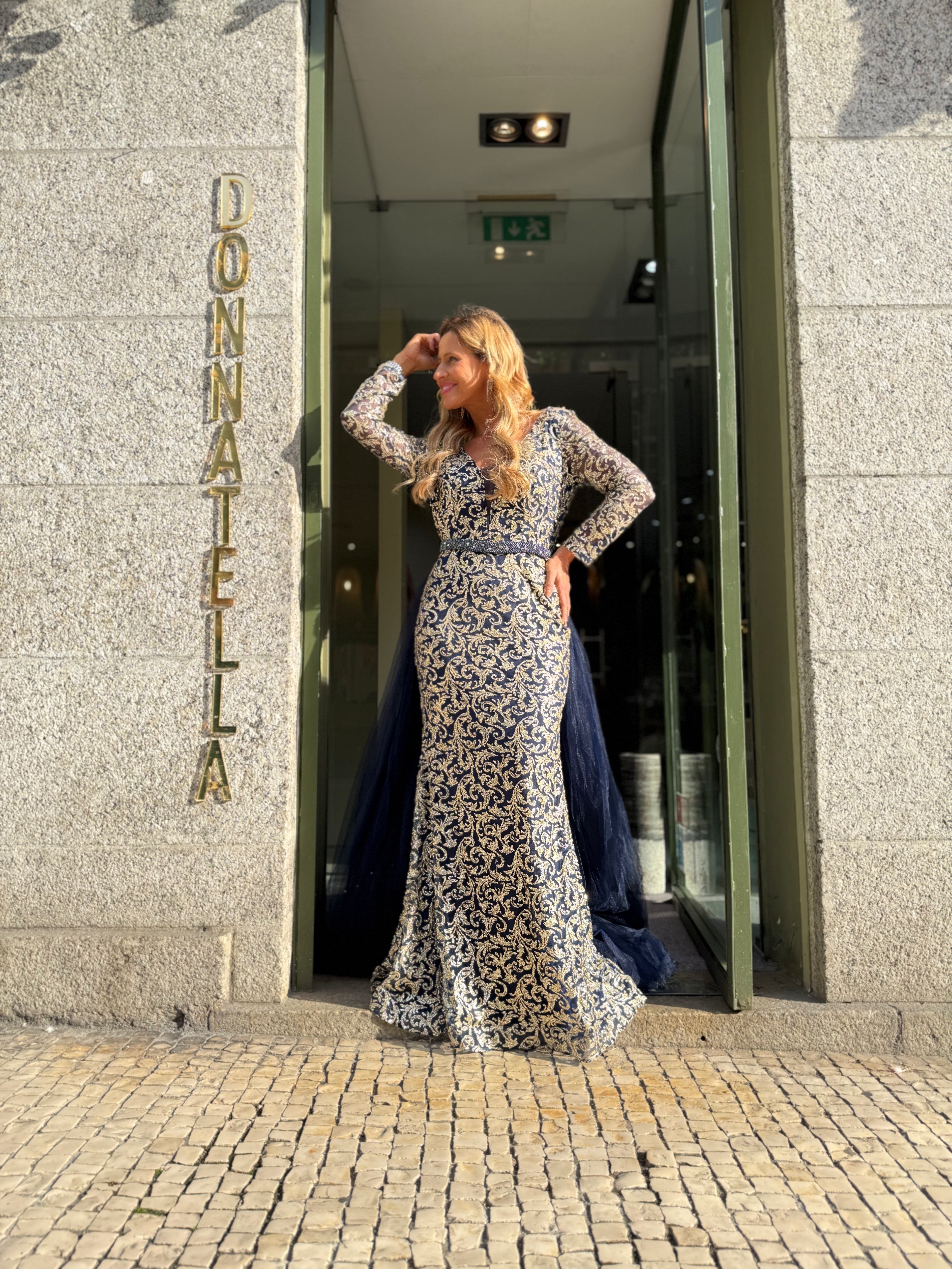 VESTIDO AZUL BORDADO DOURADO