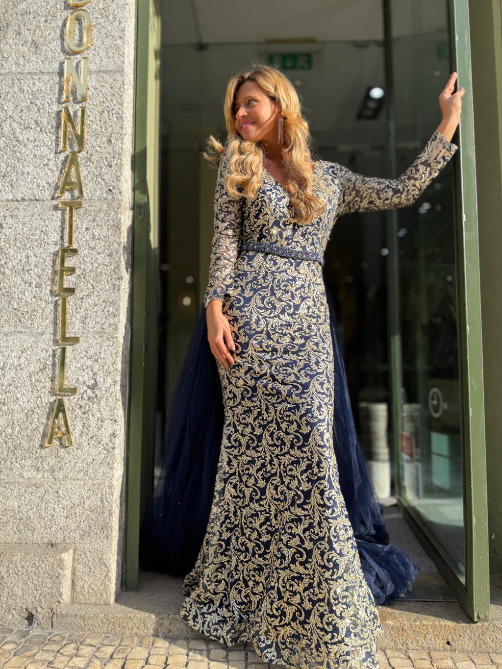 VESTIDO AZUL BORDADO DOURADO