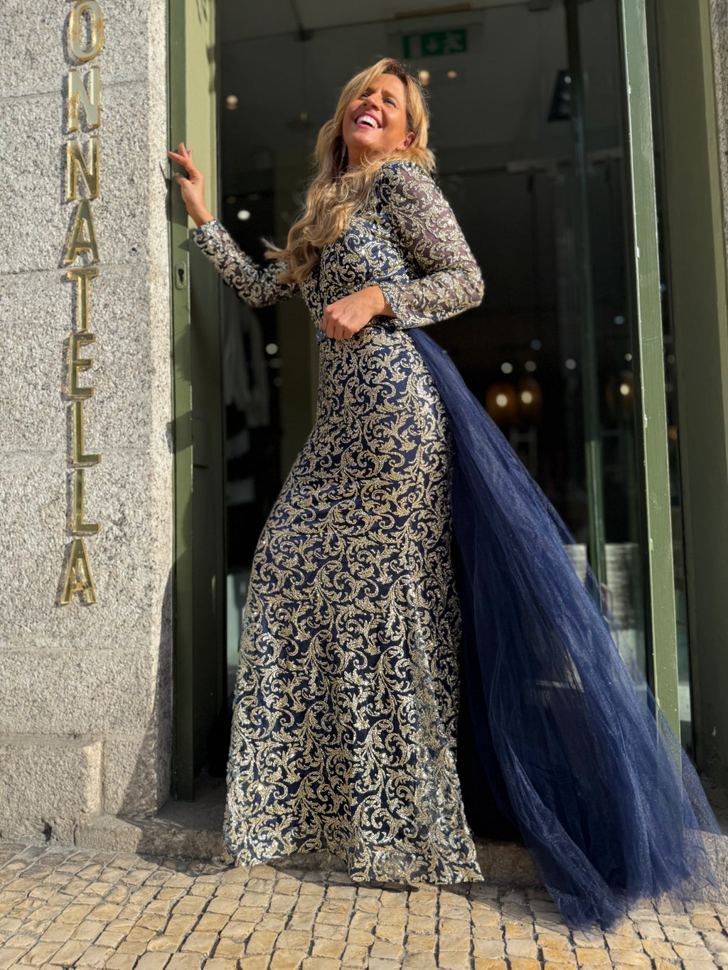 VESTIDO AZUL BORDADO DOURADO