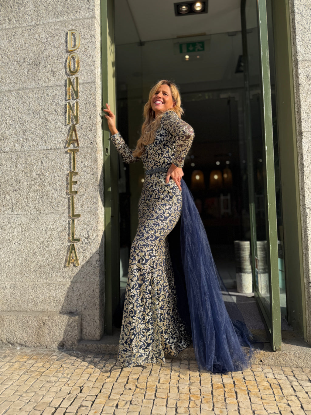 VESTIDO AZUL BORDADO DOURADO