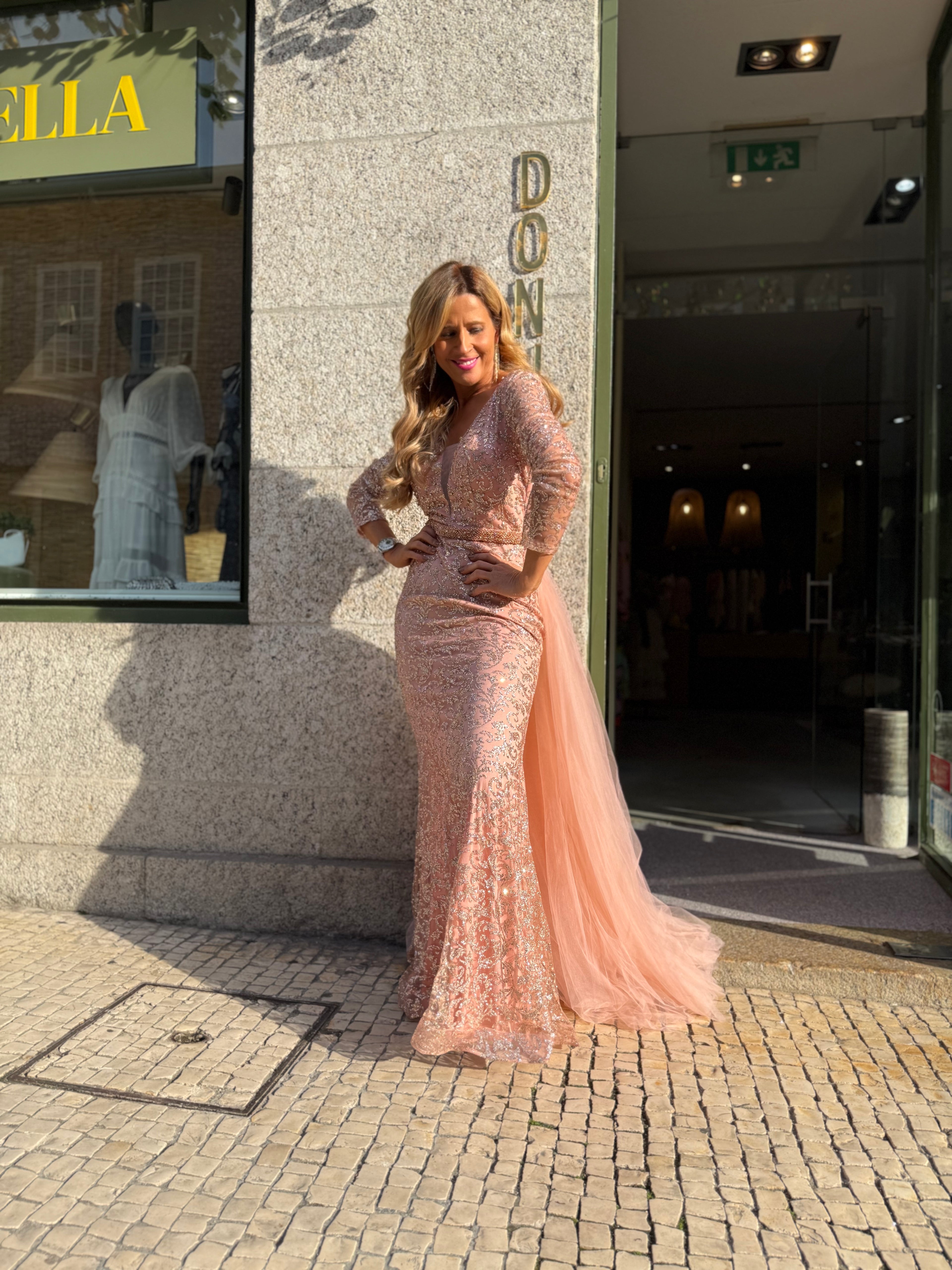 VESTIDO NUDE BORDADO DOURADO