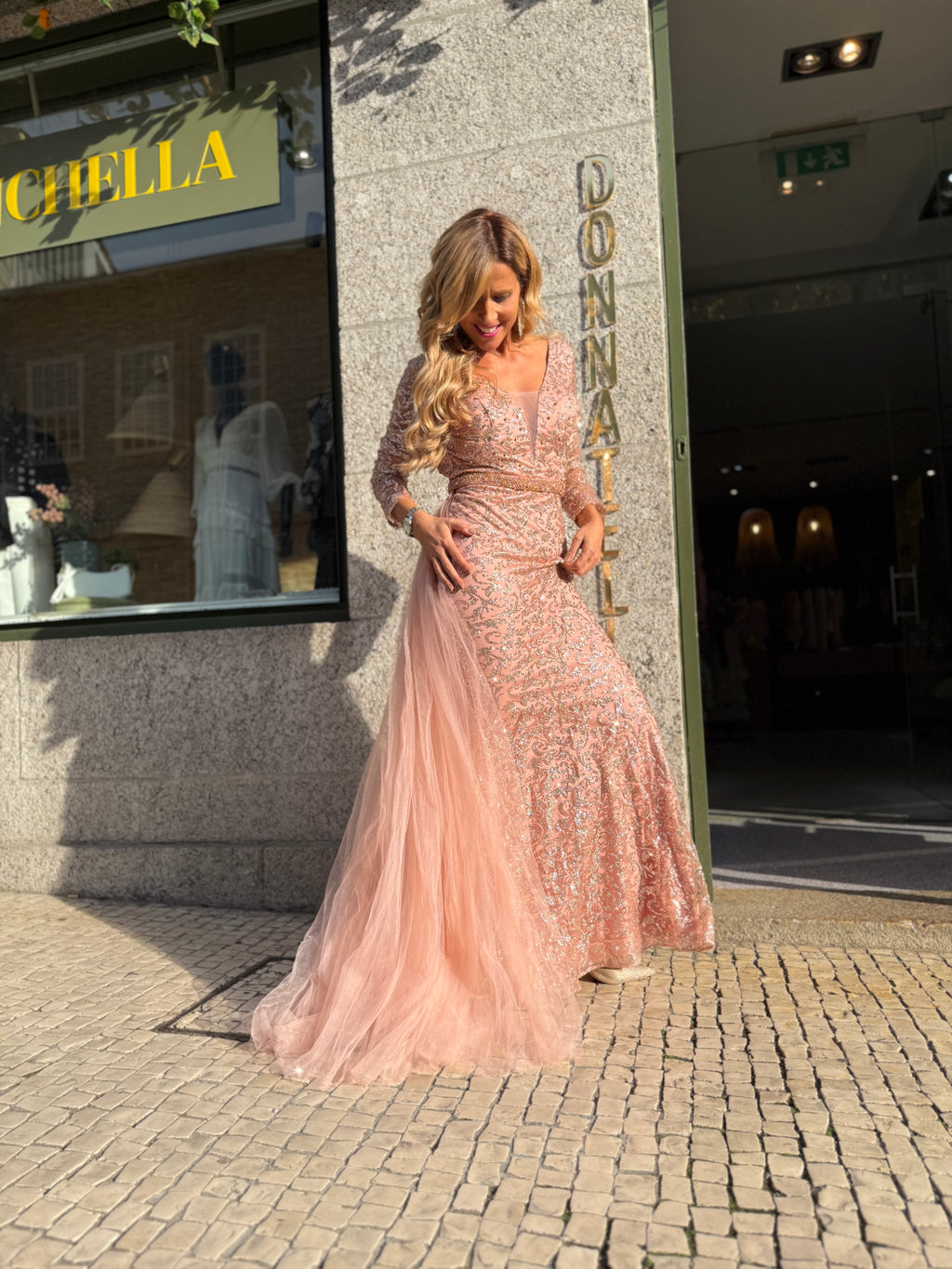 VESTIDO NUDE BORDADO DOURADO