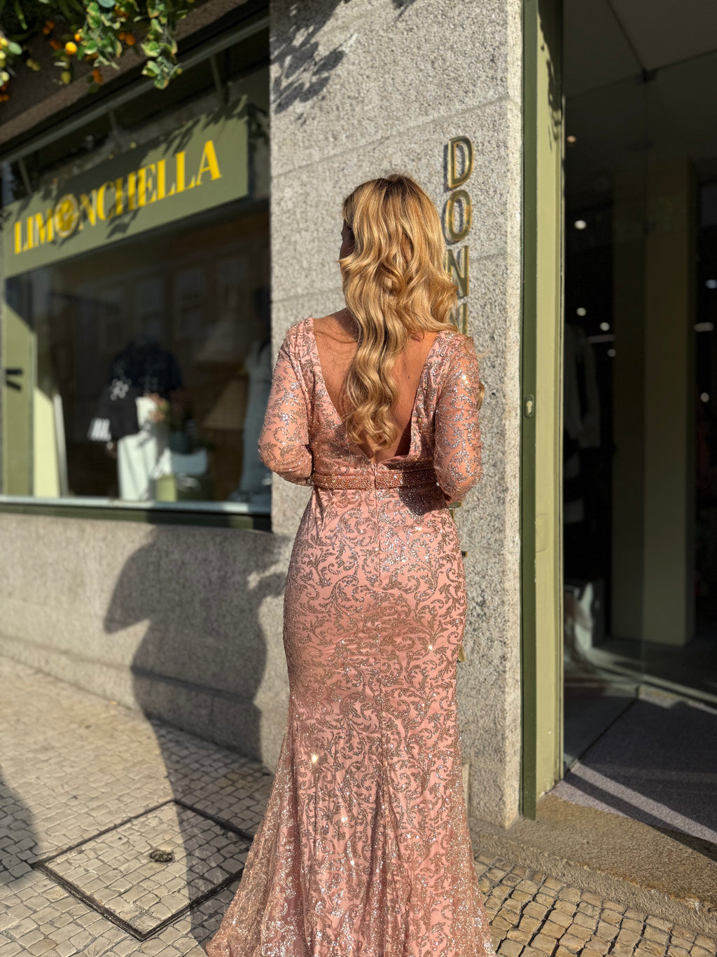 VESTIDO NUDE BORDADO DOURADO