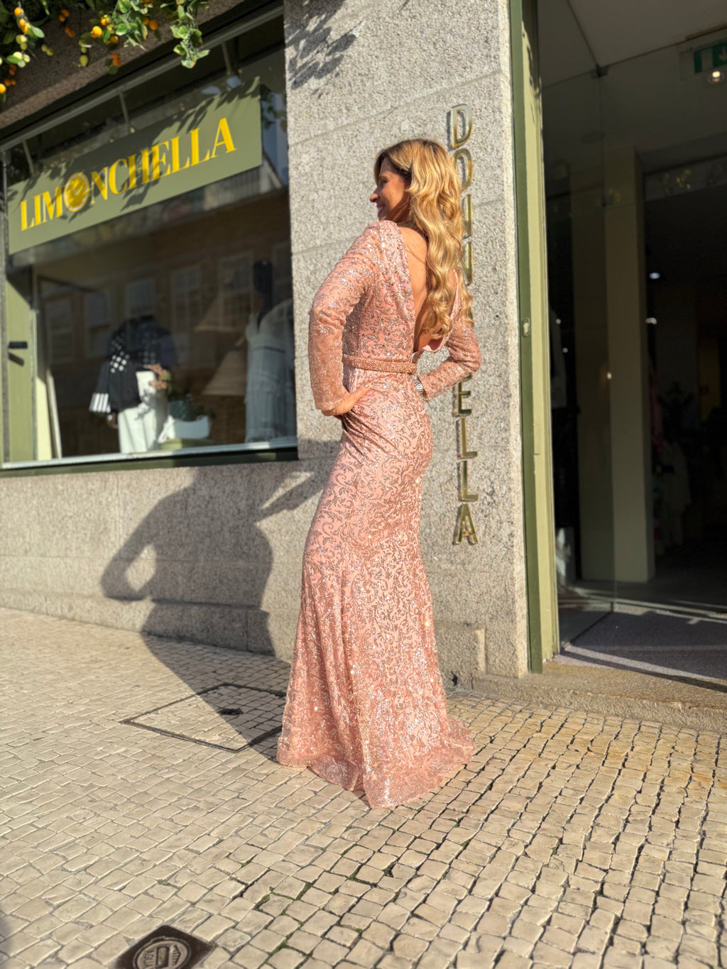 VESTIDO NUDE BORDADO DOURADO