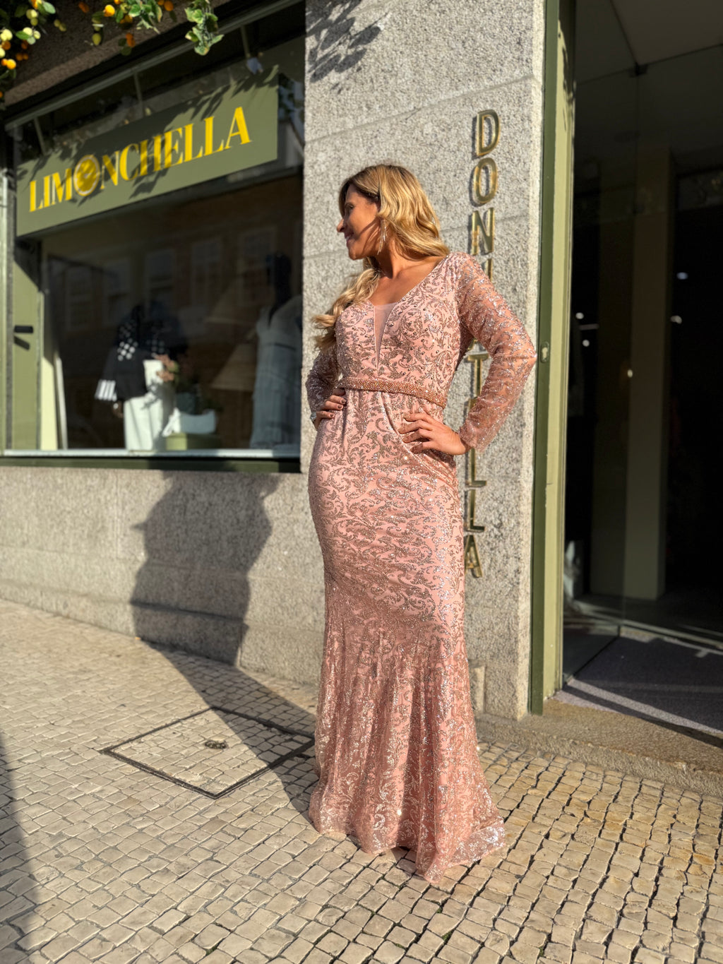 VESTIDO NUDE BORDADO DOURADO