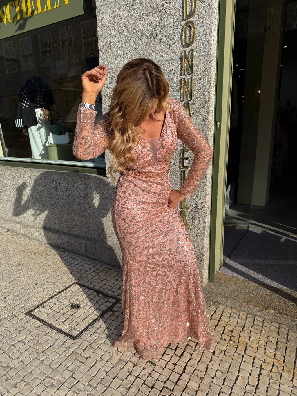 VESTIDO NUDE BORDADO DOURADO
