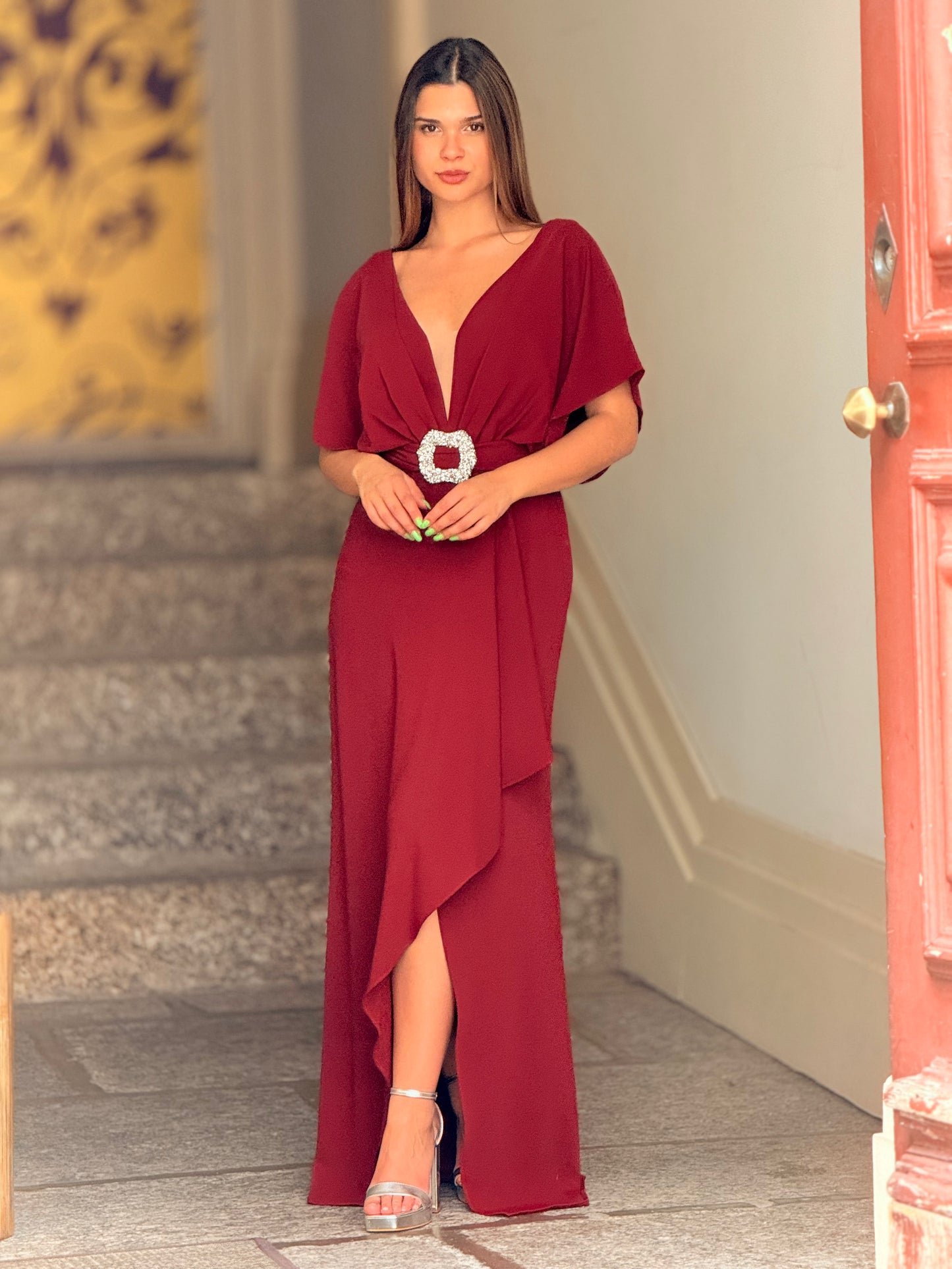 Vestido decote em V com cinto de brilho