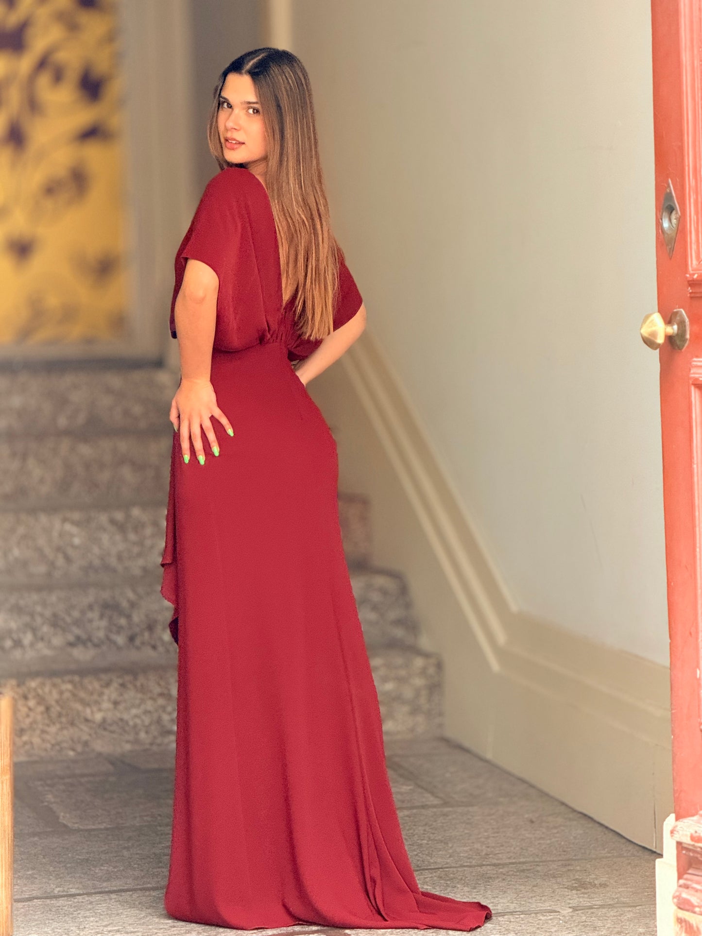 Vestido decote em V com cinto de brilho