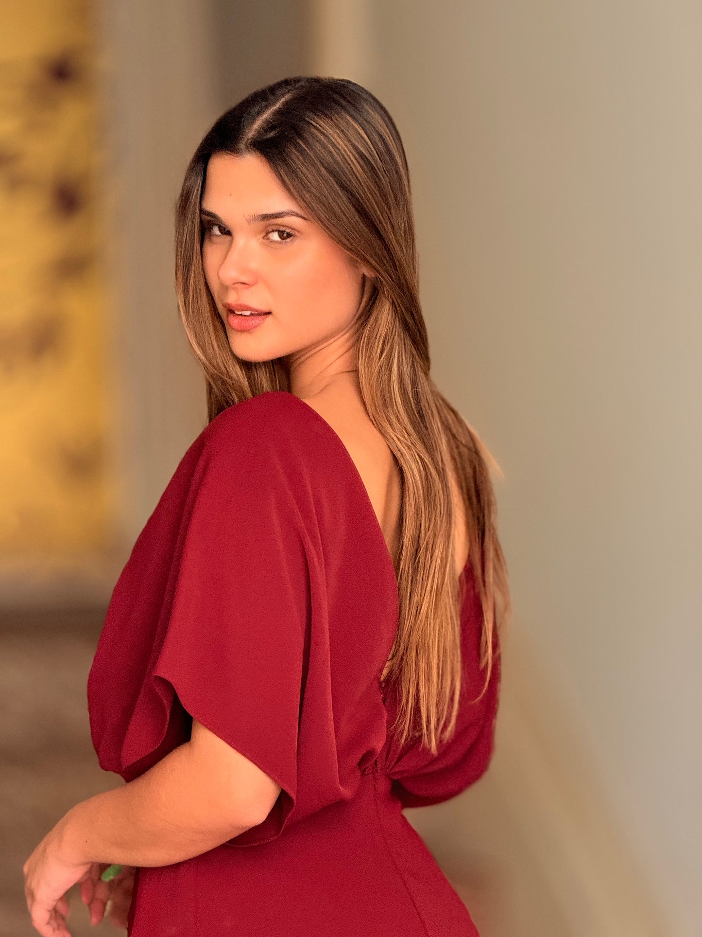 Vestido decote em V com cinto de brilho