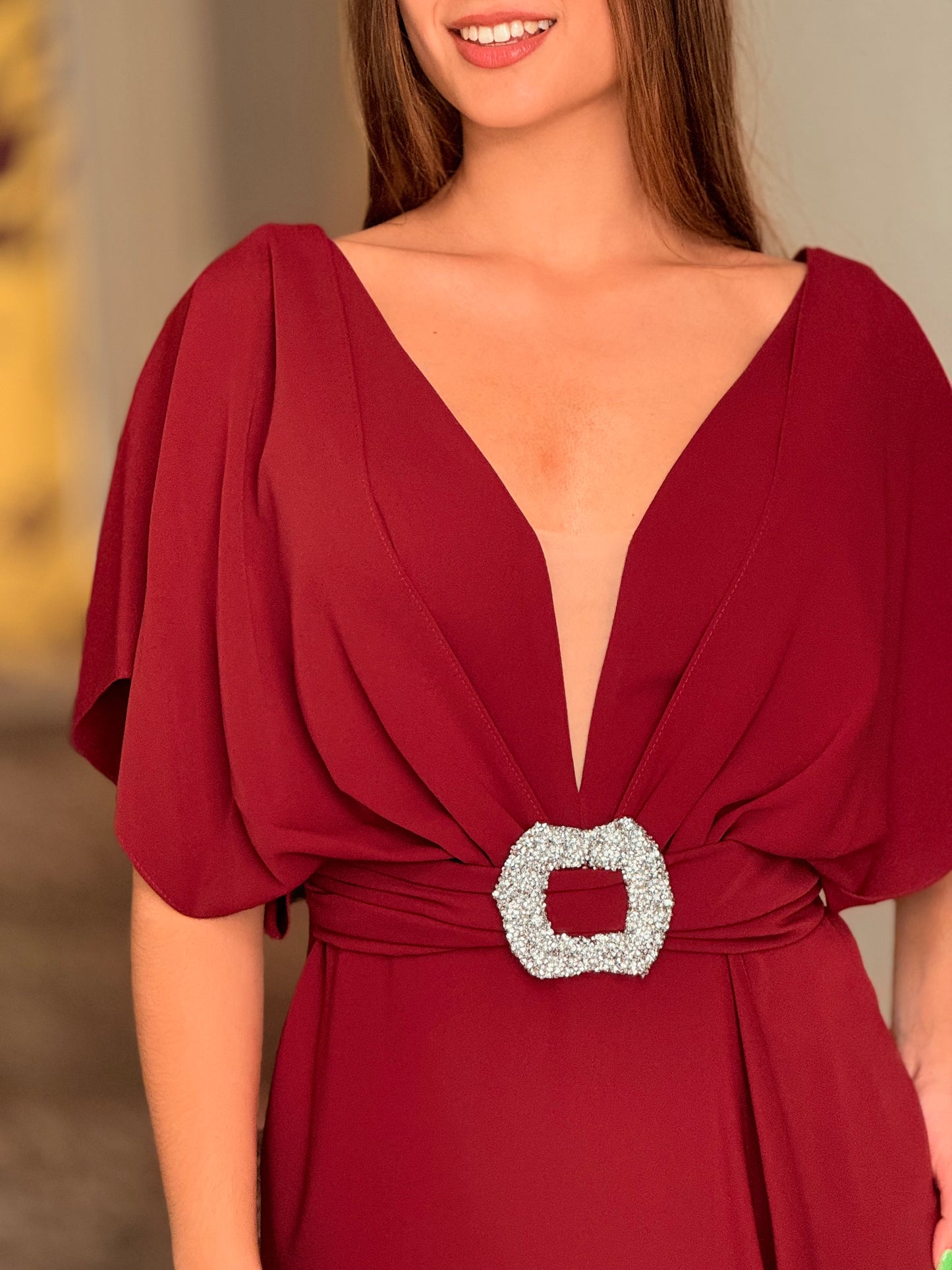 Vestido decote em V com cinto de brilho