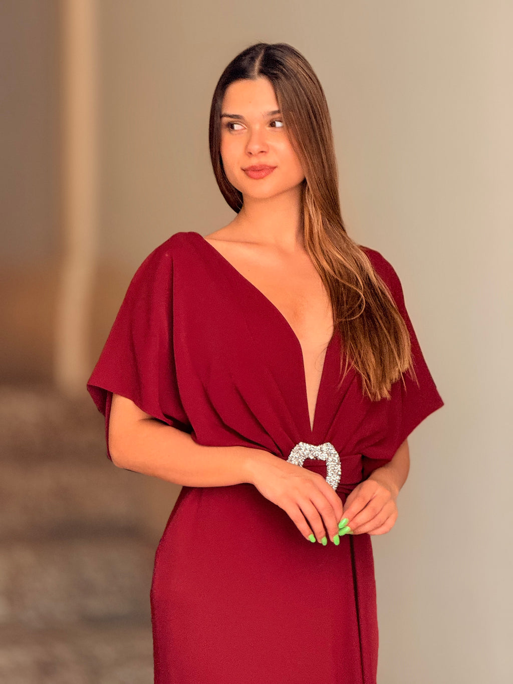 Vestido decote em V com cinto de brilho