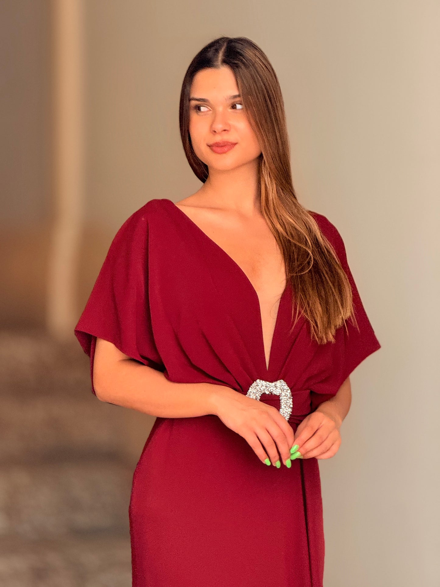 Vestido decote em V com cinto de brilho