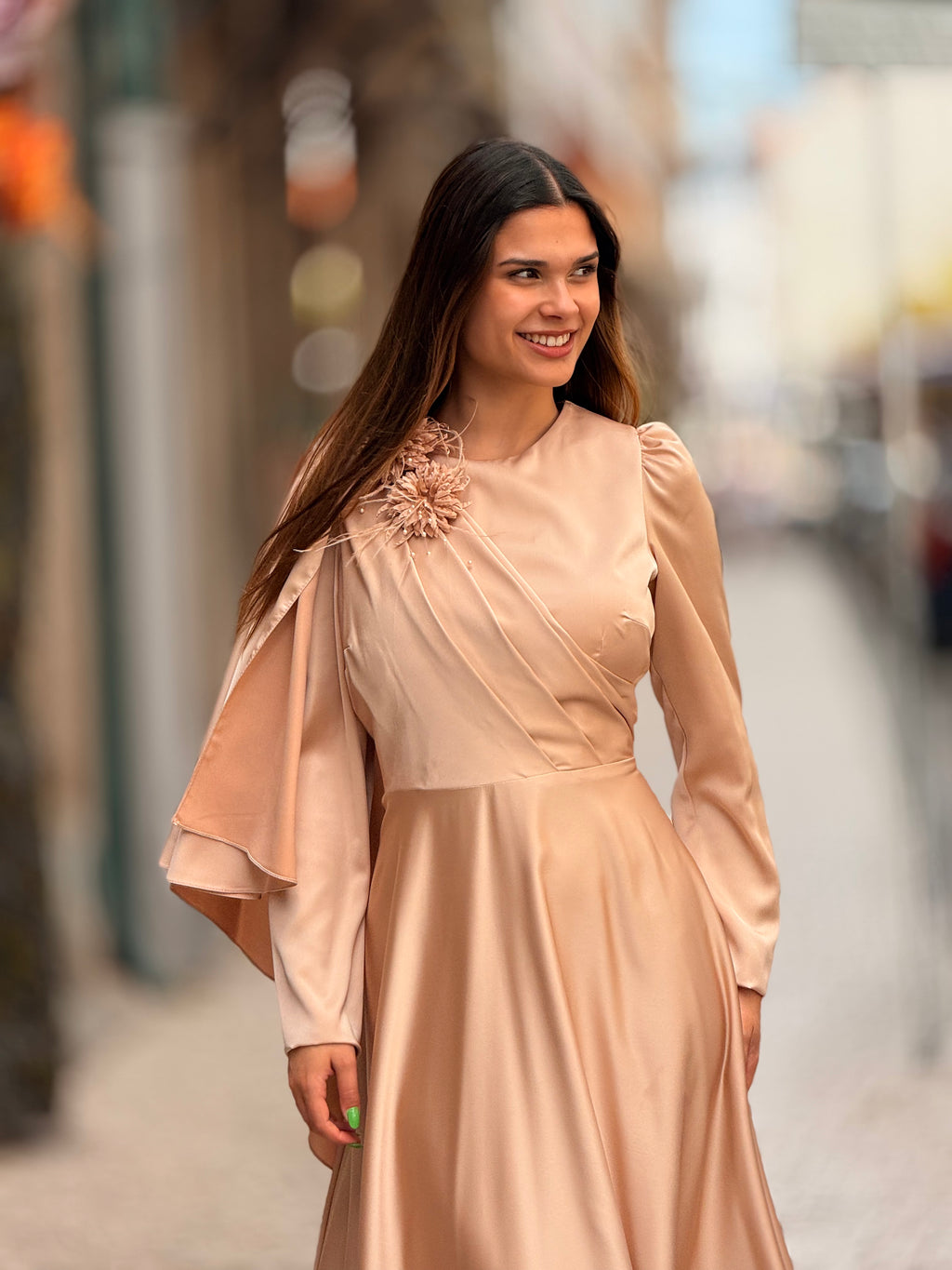 Vestido cetim com capa na manga