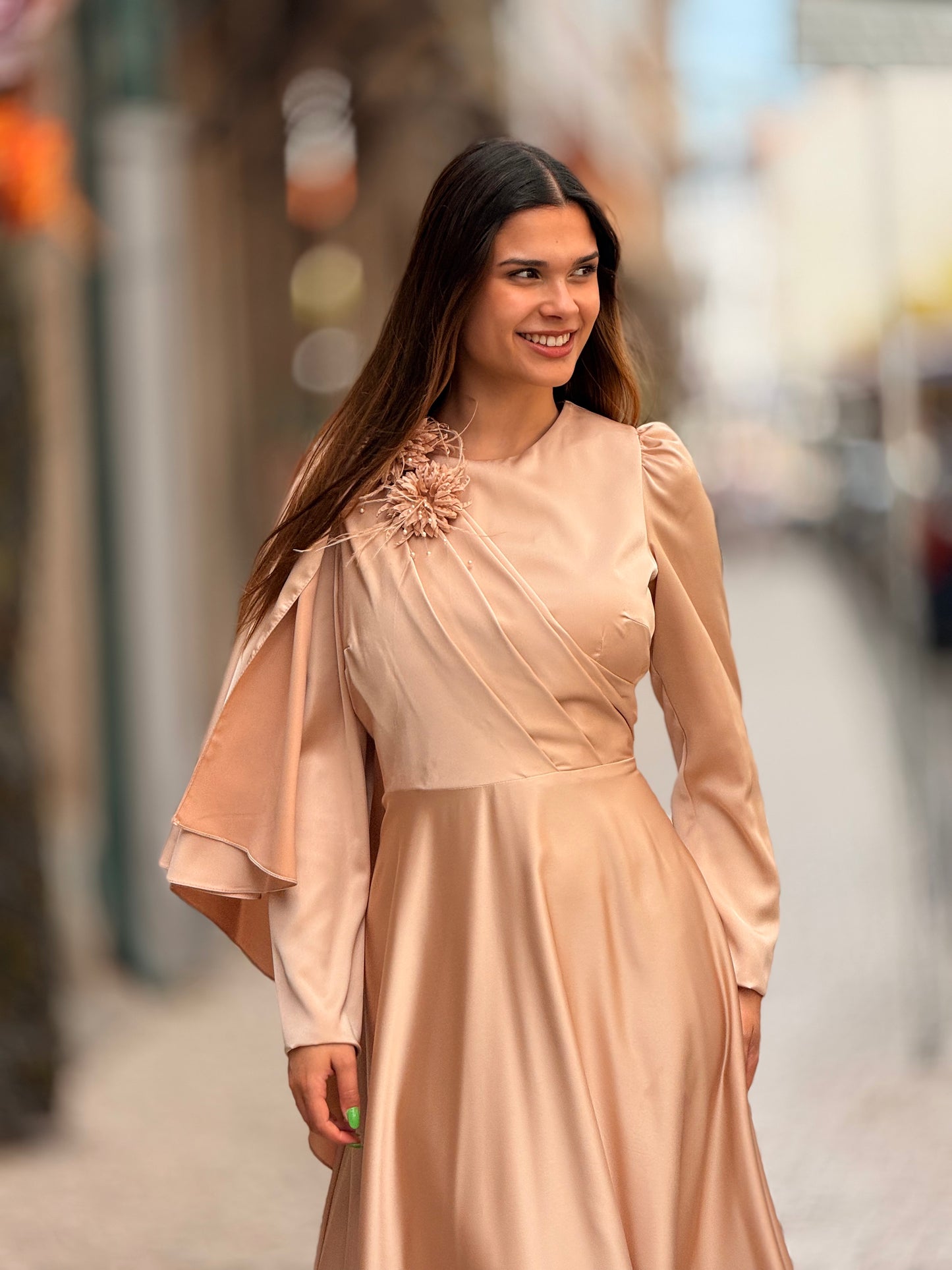 Vestido cetim com capa na manga