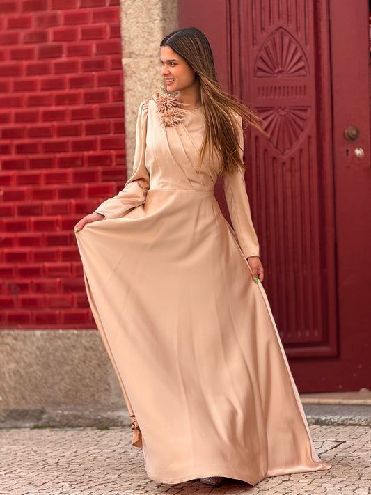 Vestido cetim com capa na manga