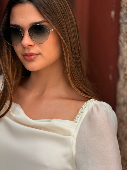 Blusa pérola e transparência
