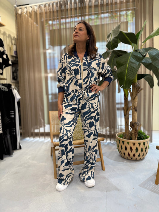 Calça com padrão de flores azuis