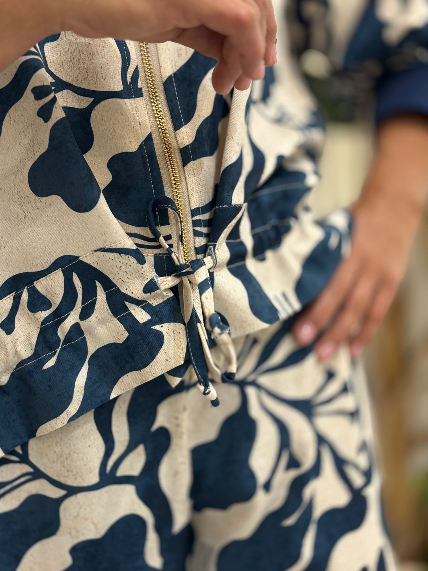 Casaco com padrões de flores azuis