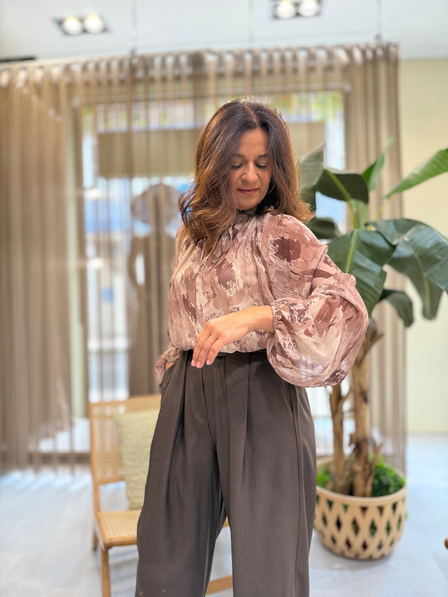 Blusa com padrão em tons neutros